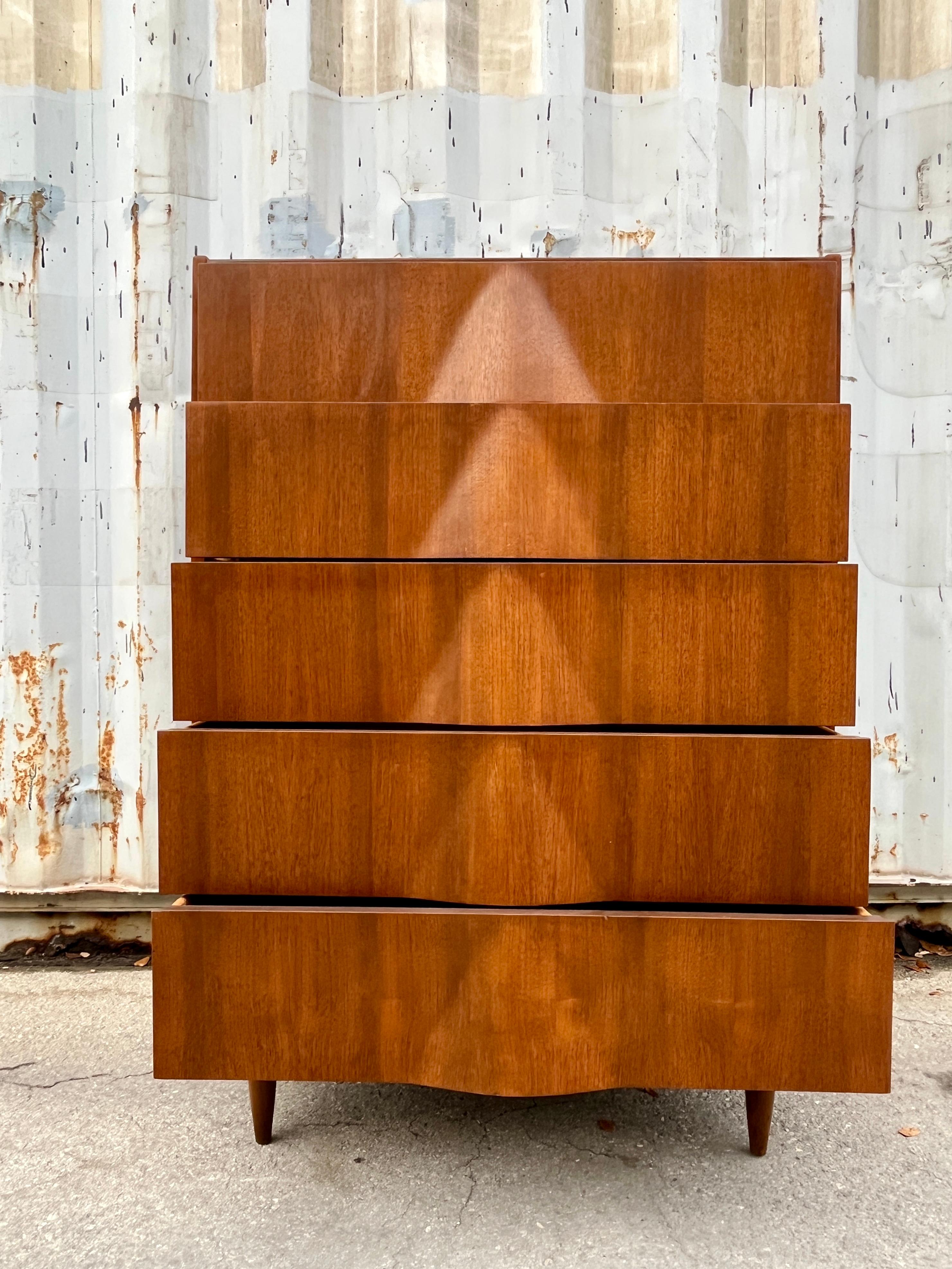Comò Highboy a cinque cassetti in stile Mid Century Furniture di United Furniture. A.I.C. in vendita 3