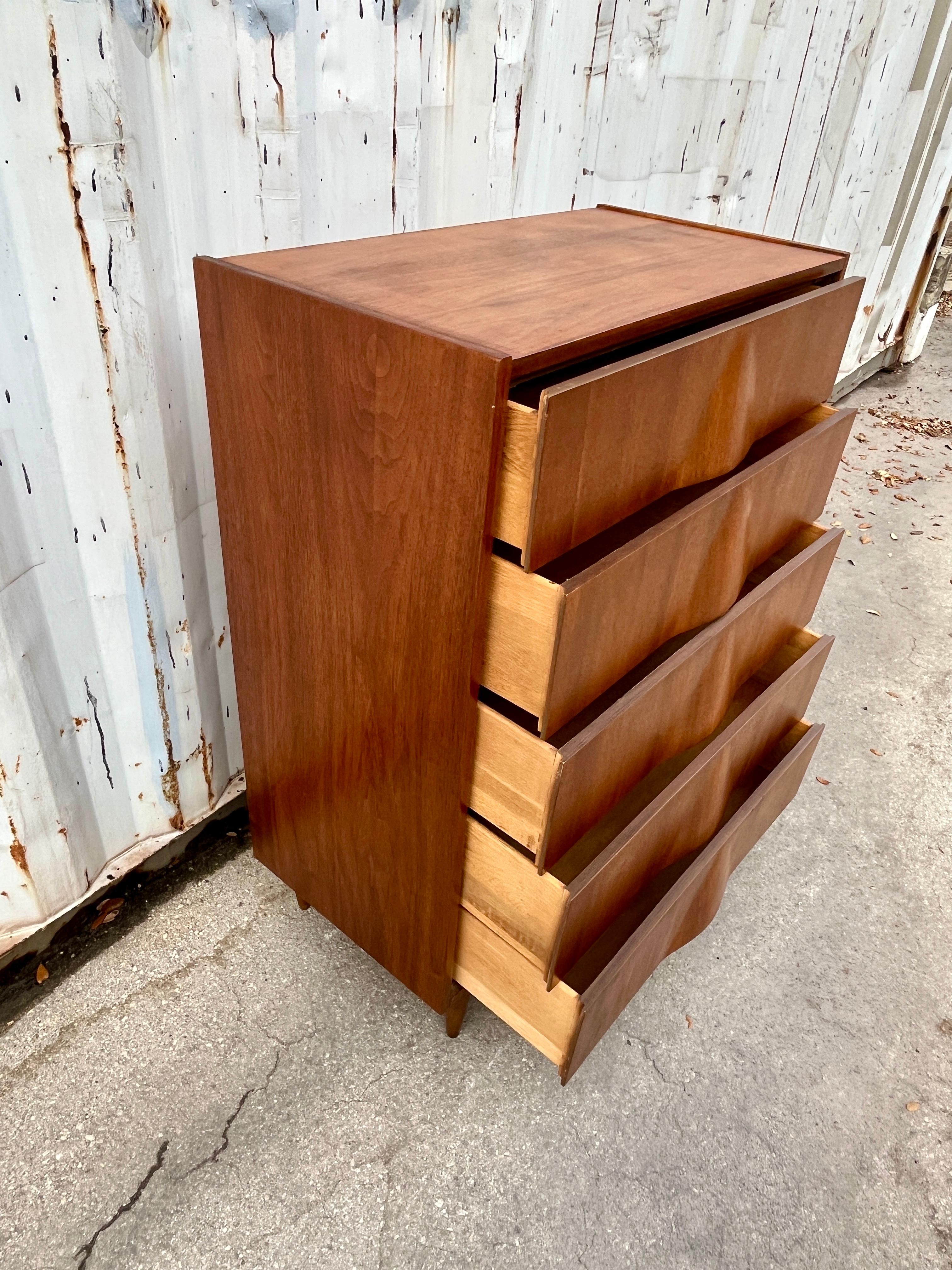 Comò Highboy a cinque cassetti in stile Mid Century Furniture di United Furniture. A.I.C. in vendita 4