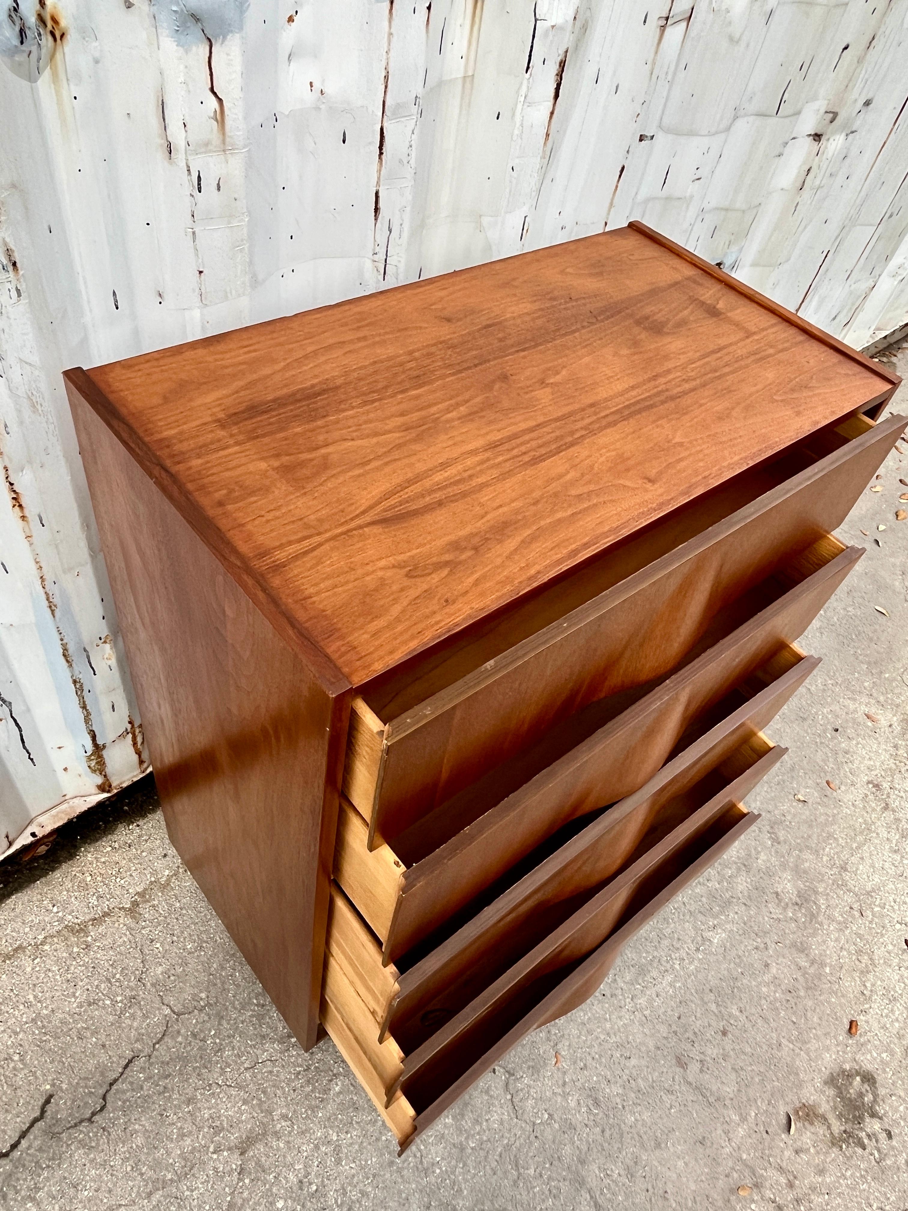 Comò Highboy a cinque cassetti in stile Mid Century Furniture di United Furniture. A.I.C. in vendita 5