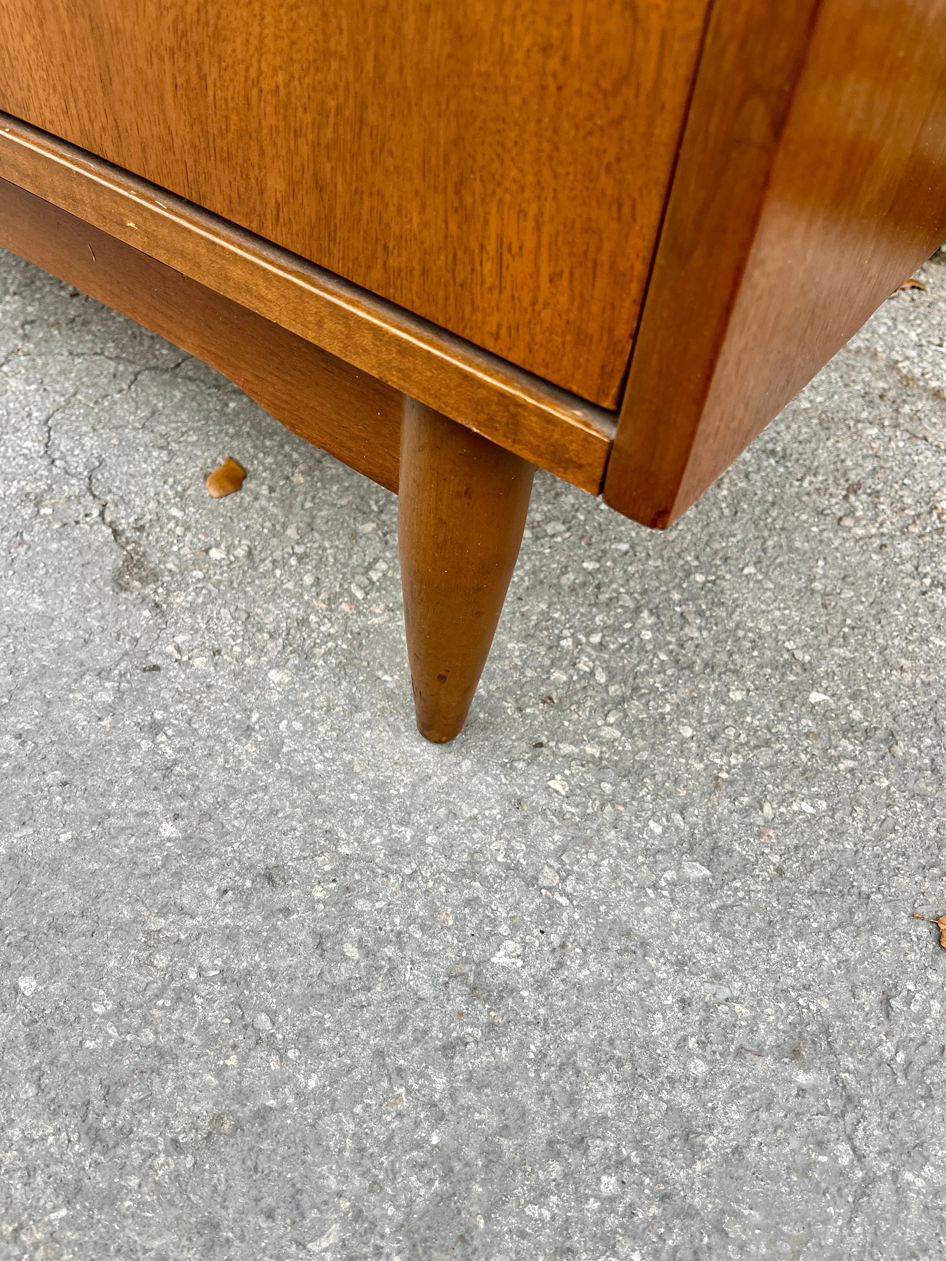 Comò Highboy a cinque cassetti in stile Mid Century Furniture di United Furniture. A.I.C. in vendita 6