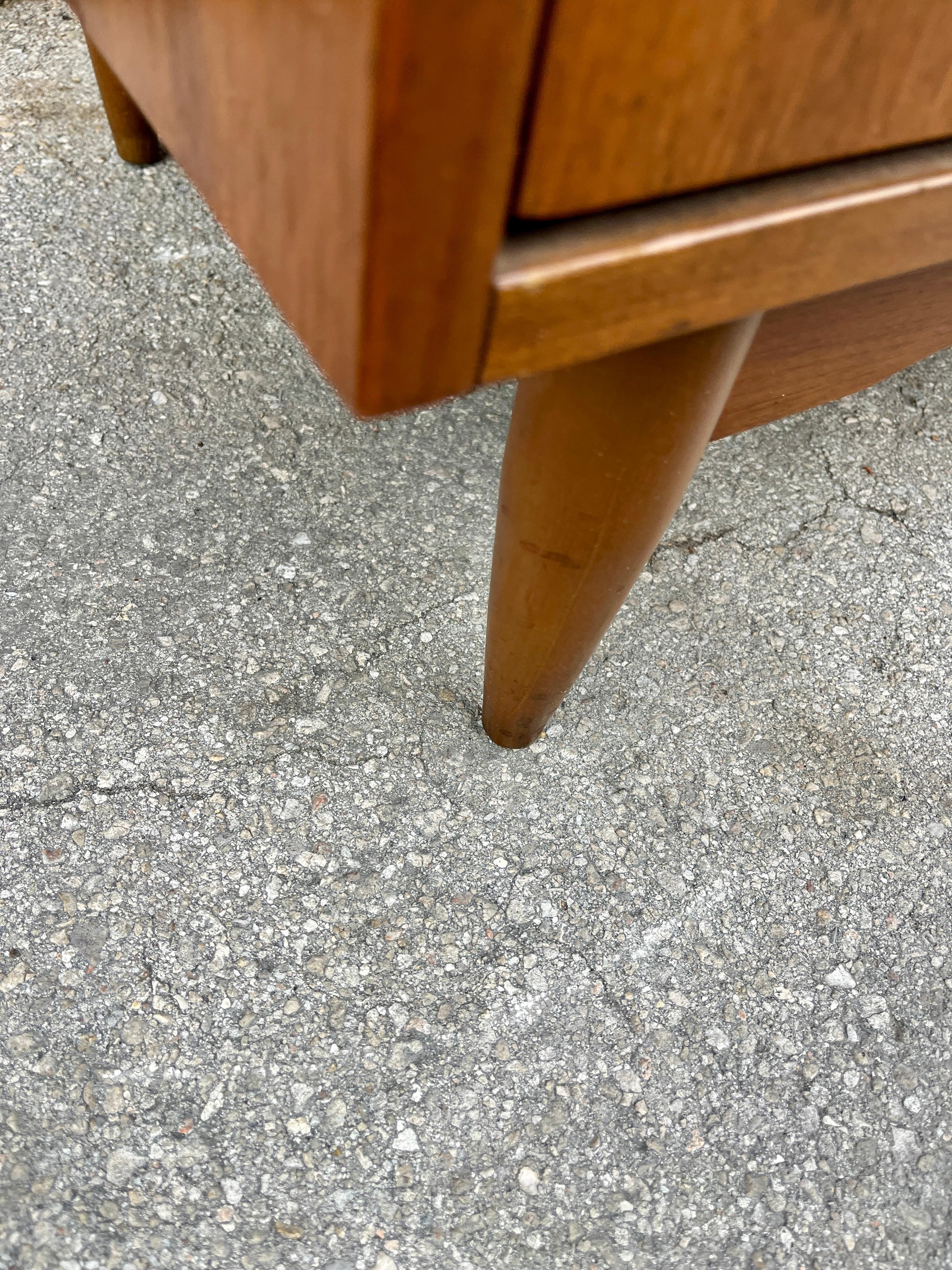 Comò Highboy a cinque cassetti in stile Mid Century Furniture di United Furniture. A.I.C. in vendita 7