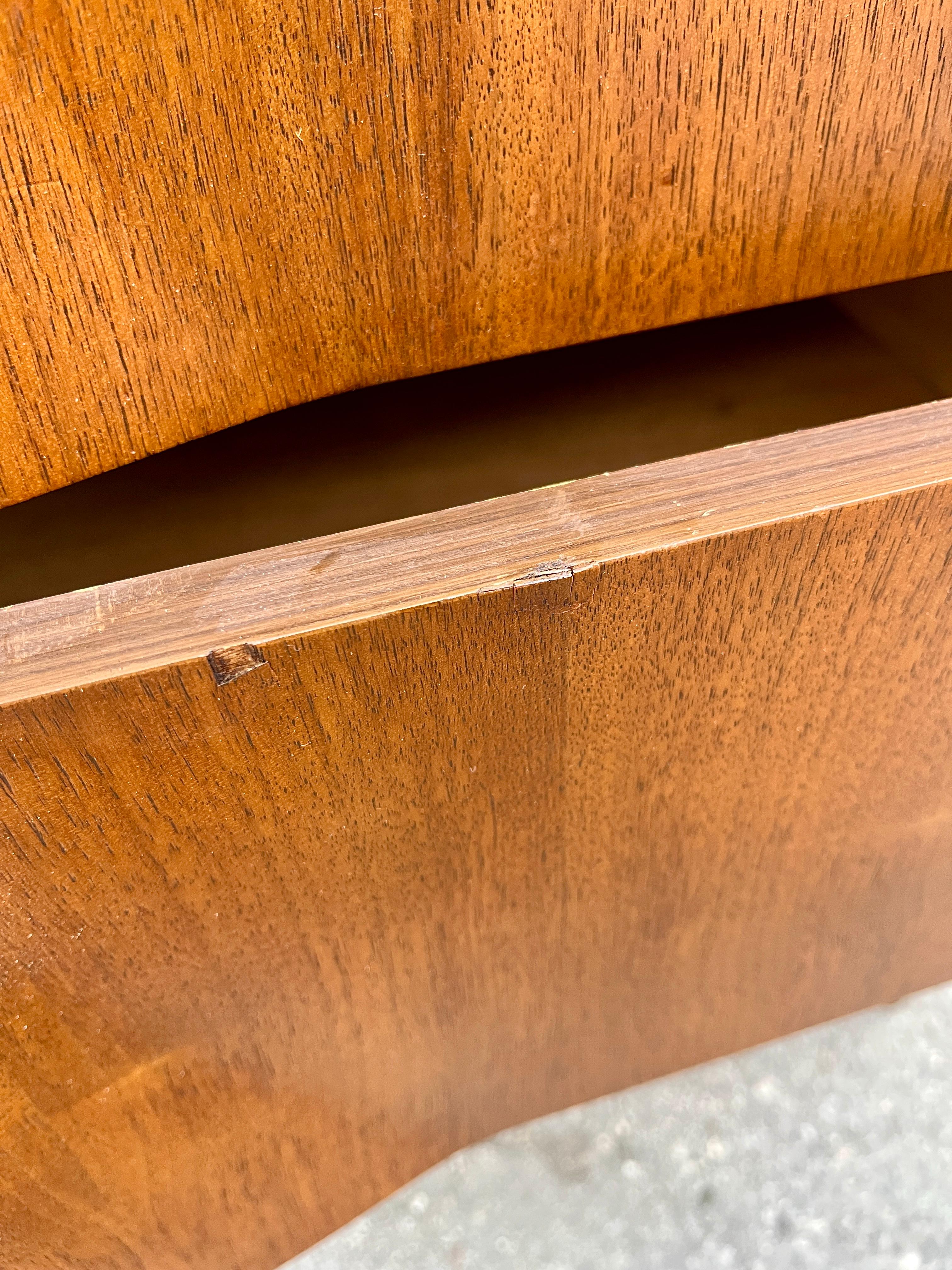 Comò Highboy a cinque cassetti in stile Mid Century Furniture di United Furniture. A.I.C. in vendita 8