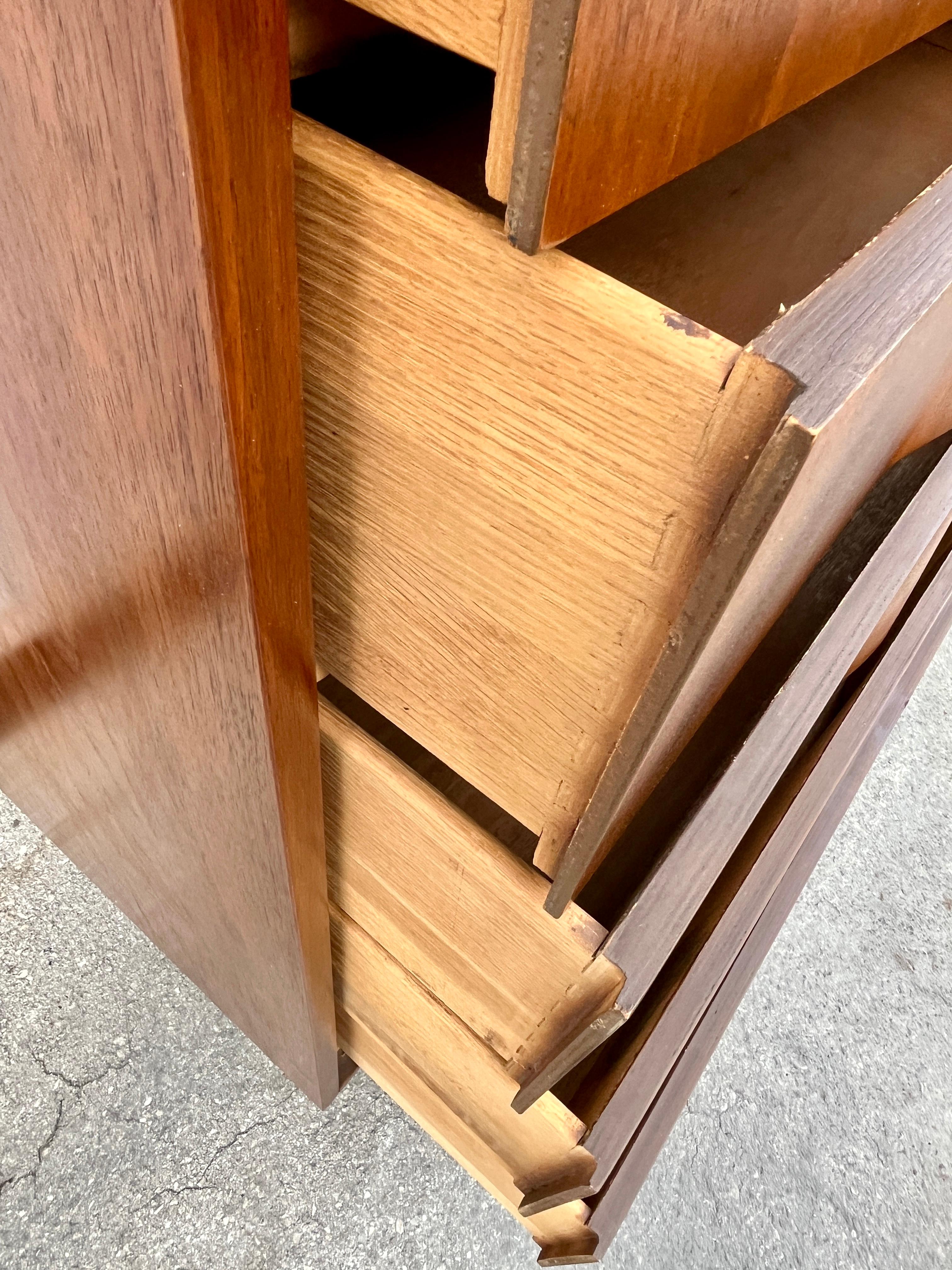 Comò Highboy a cinque cassetti in stile Mid Century Furniture di United Furniture. A.I.C. in vendita 9