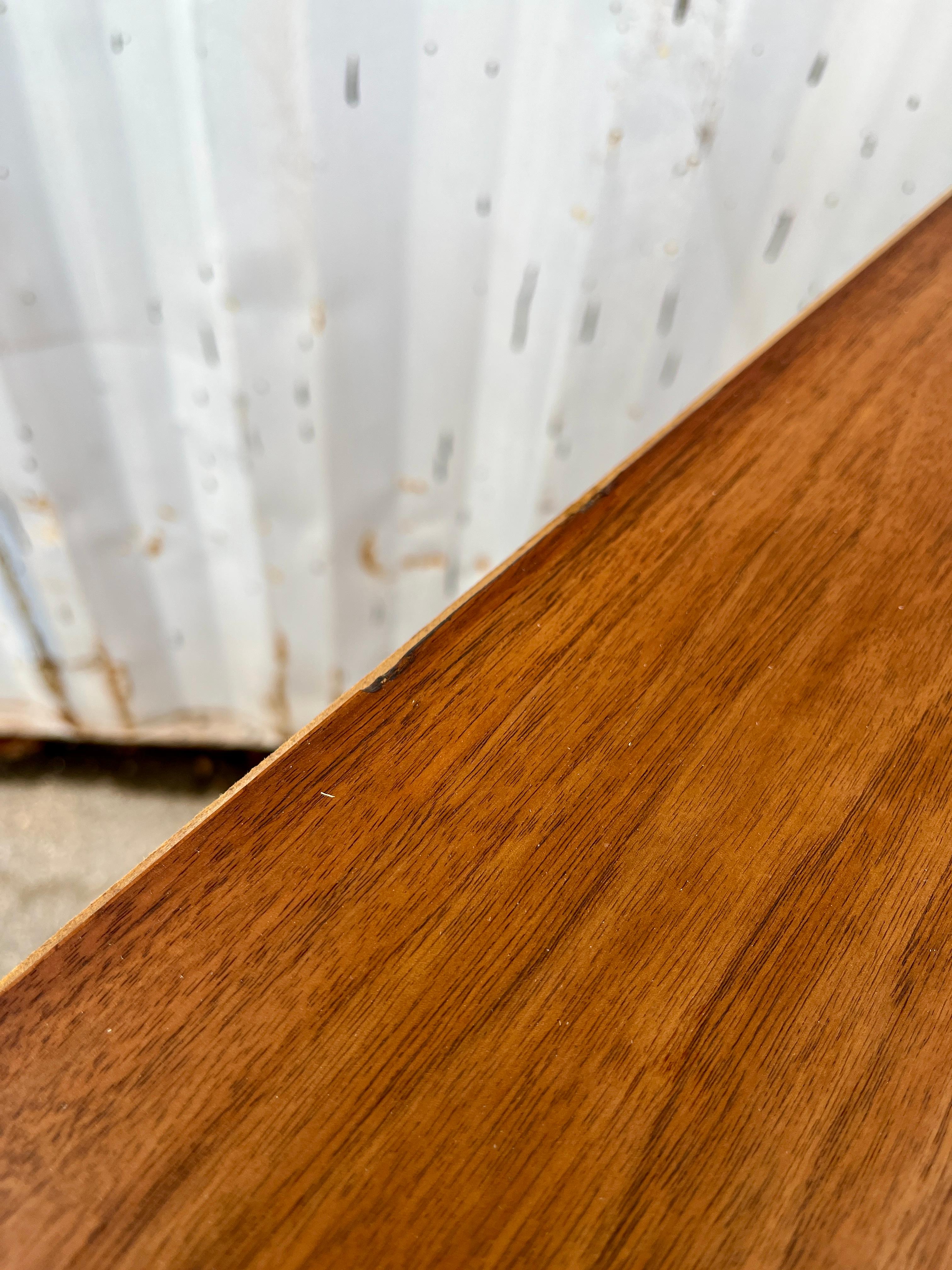 Comò Highboy a cinque cassetti in stile Mid Century Furniture di United Furniture. A.I.C. in vendita 11