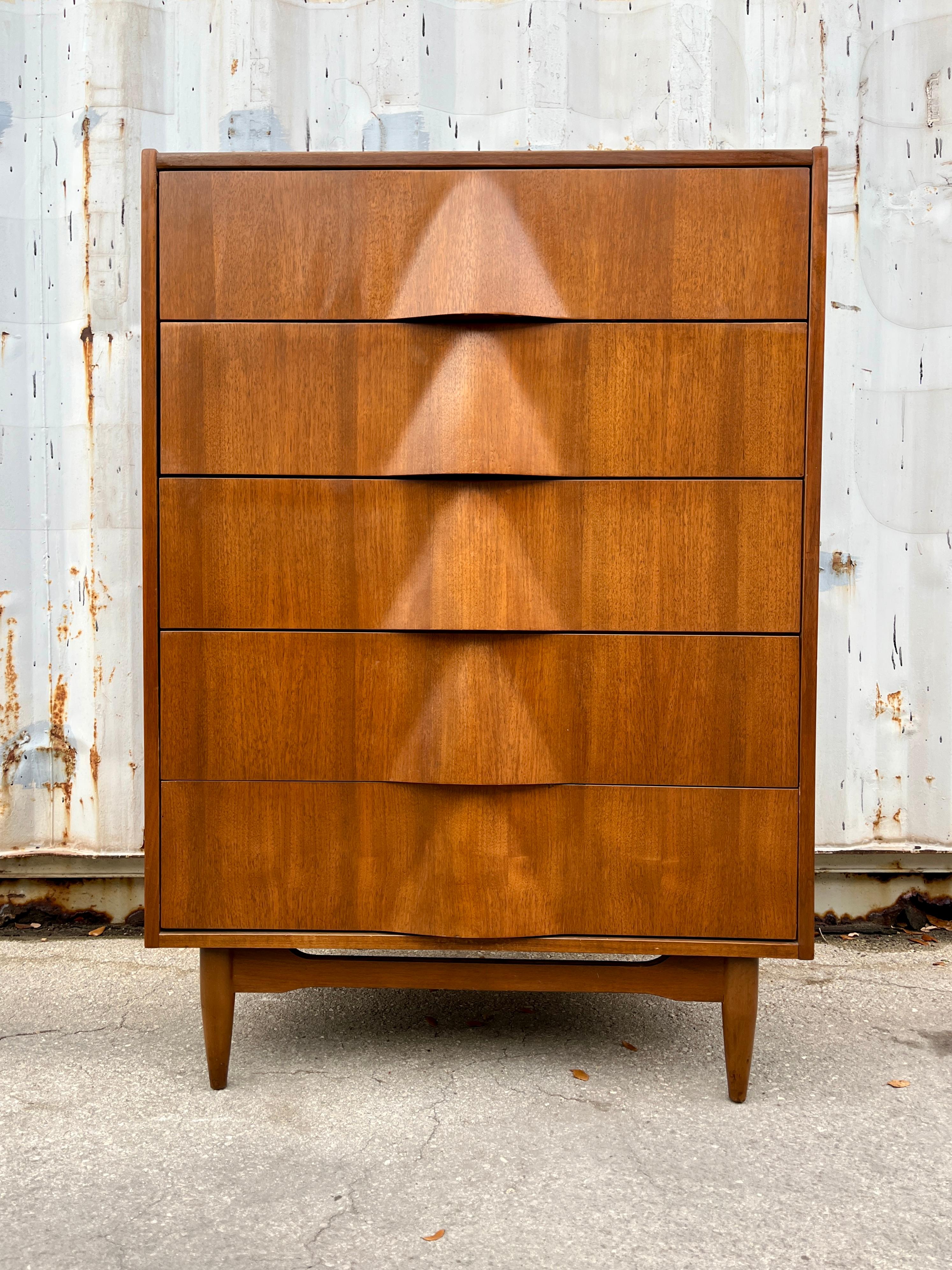 Vintage Century Furniture - Comò a cinque cassetti Highboy di United Furniture Corp. Circa anni '60
Presenta un design moderno di metà secolo dalle linee pulite, una bellissima venatura del legno di noce e cinque cassetti con maniglie scolpite a