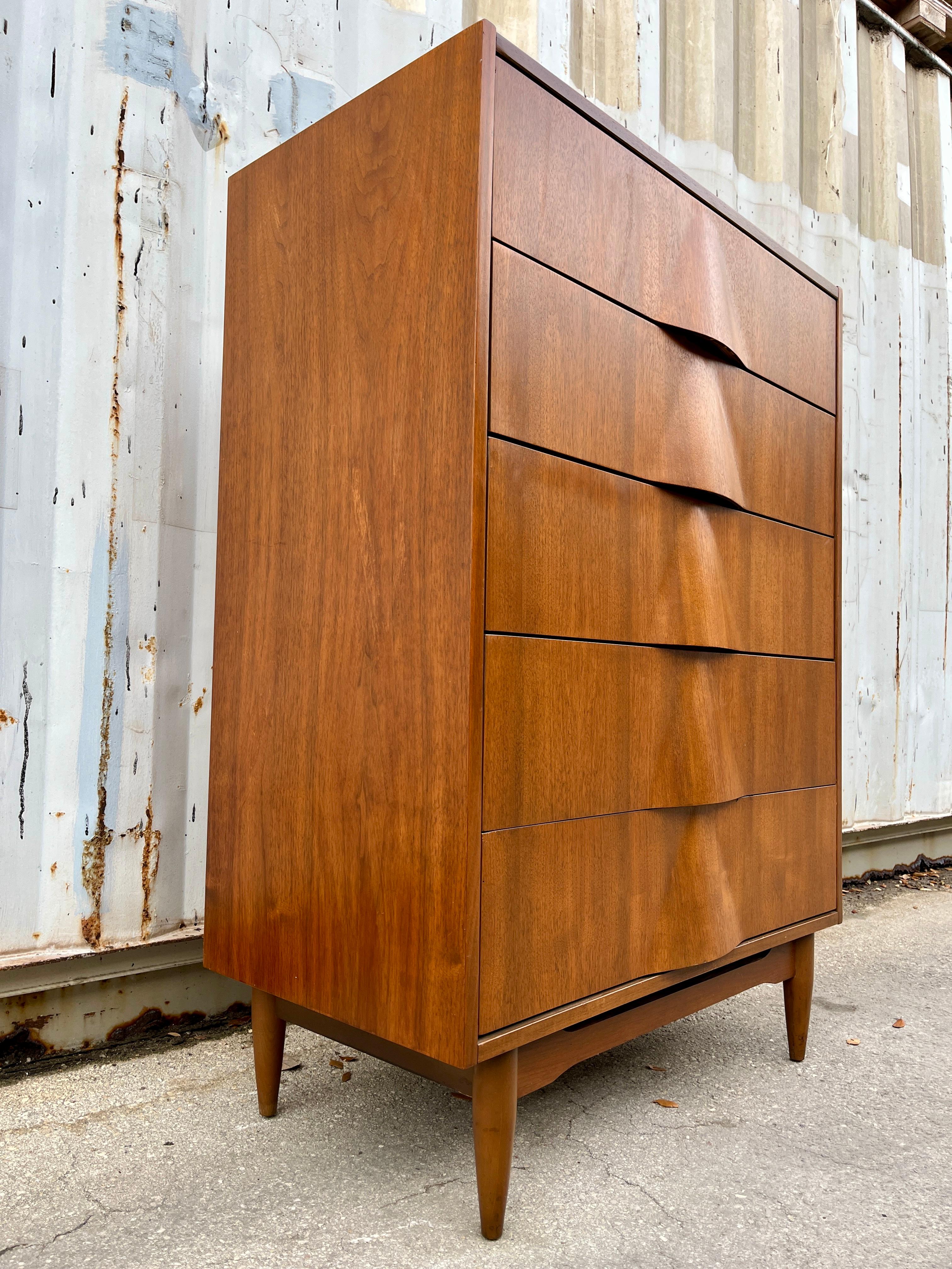 Comò Highboy a cinque cassetti in stile Mid Century Furniture di United Furniture. A.I.C. in vendita 12