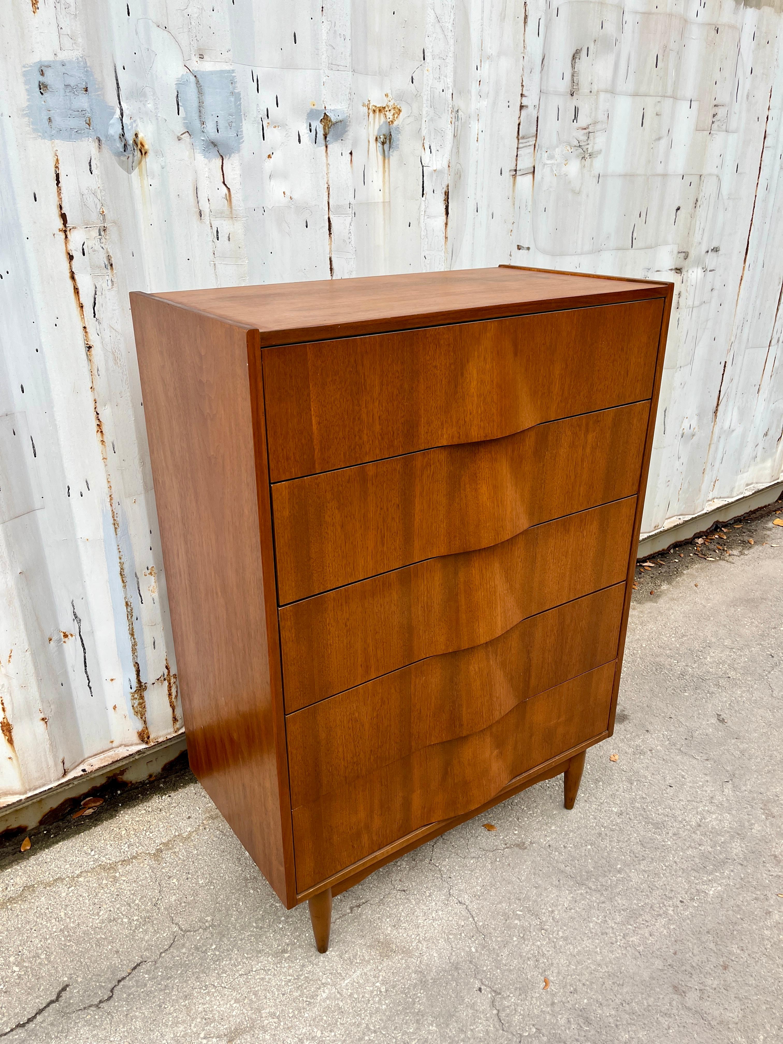 Mid-Century moderno Comò Highboy a cinque cassetti in stile Mid Century Furniture di United Furniture. A.I.C. in vendita