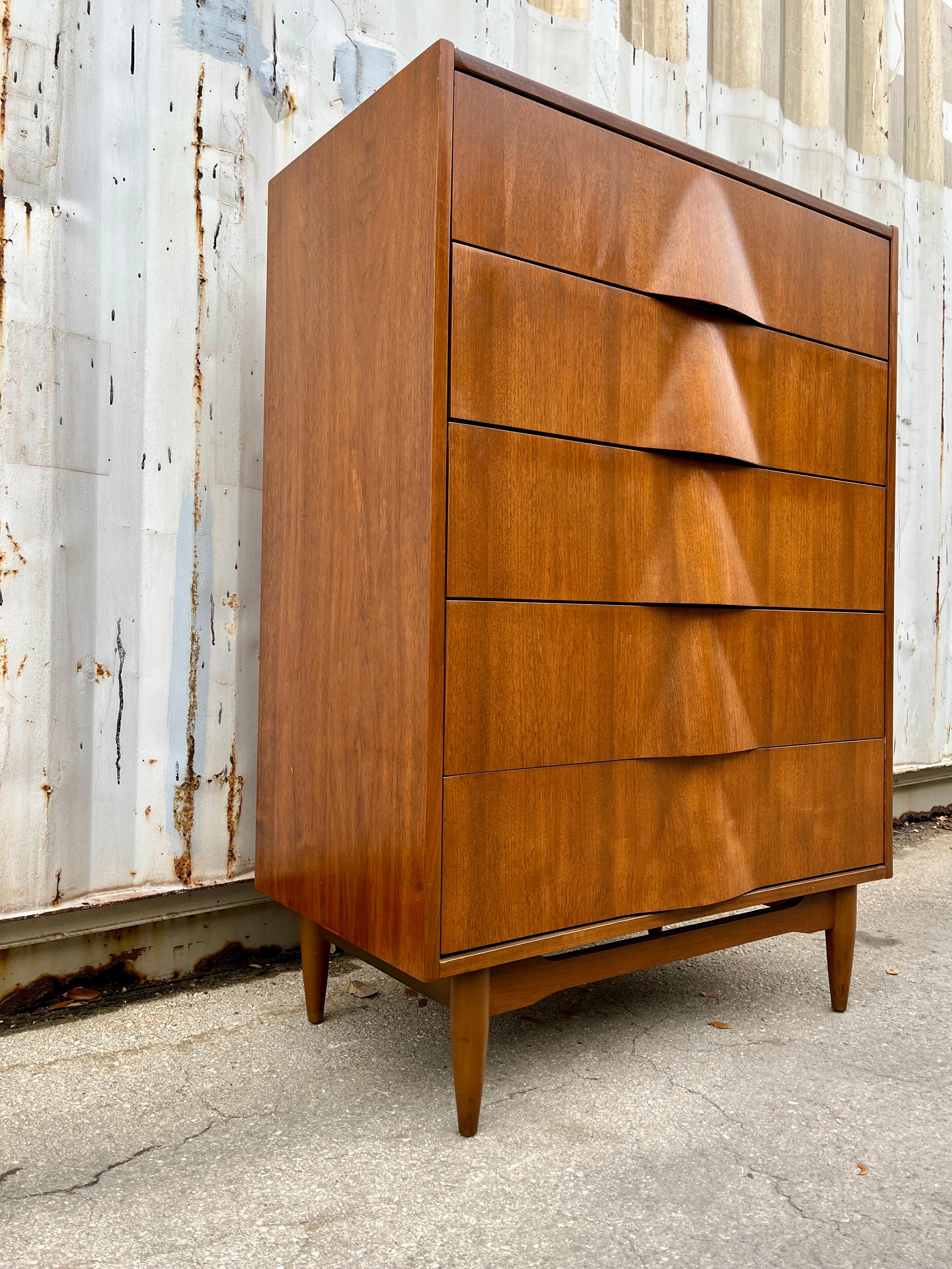 Americano Comò Highboy a cinque cassetti in stile Mid Century Furniture di United Furniture. A.I.C. in vendita
