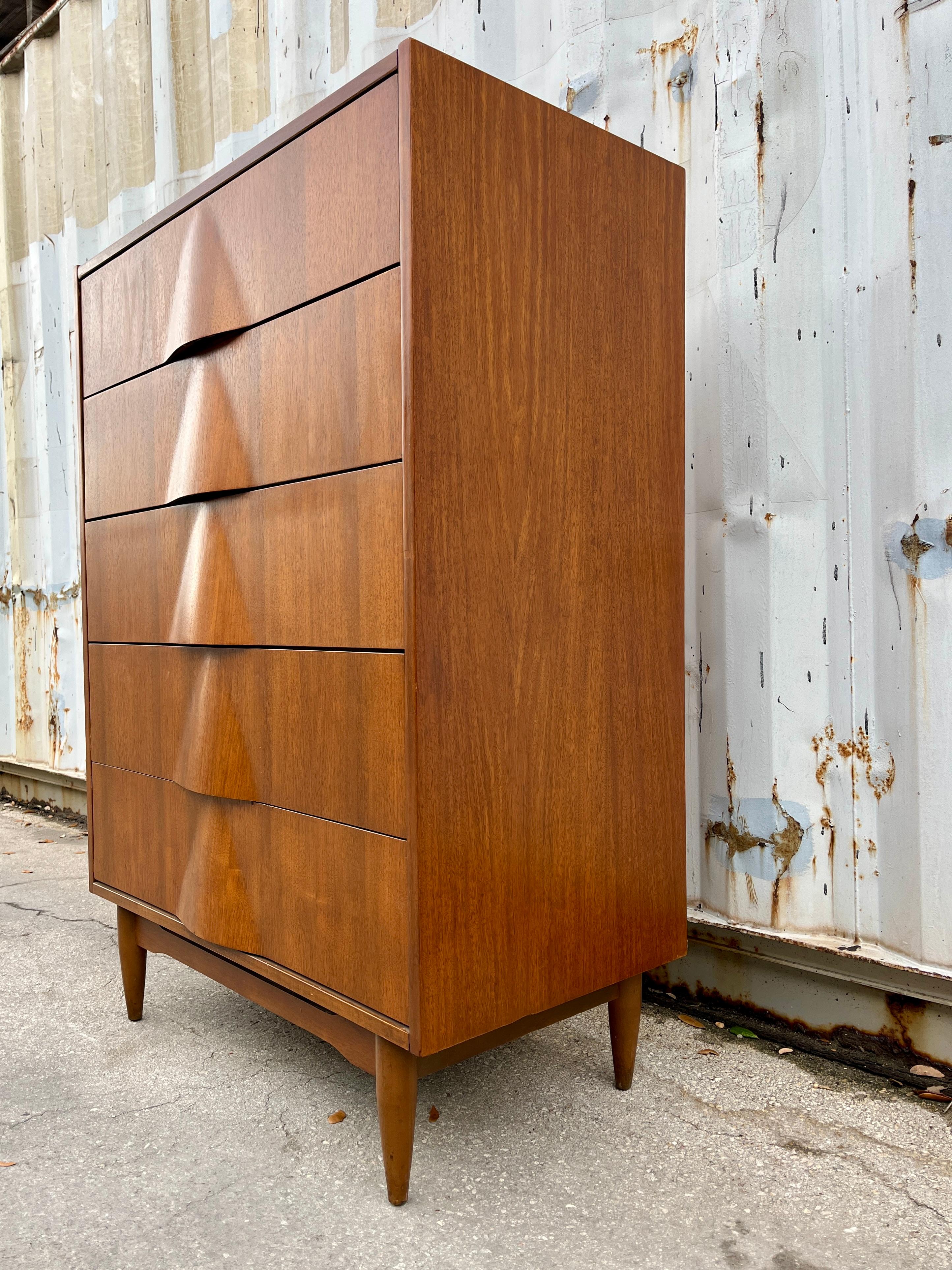 Impiallacciato Comò Highboy a cinque cassetti in stile Mid Century Furniture di United Furniture. A.I.C. in vendita