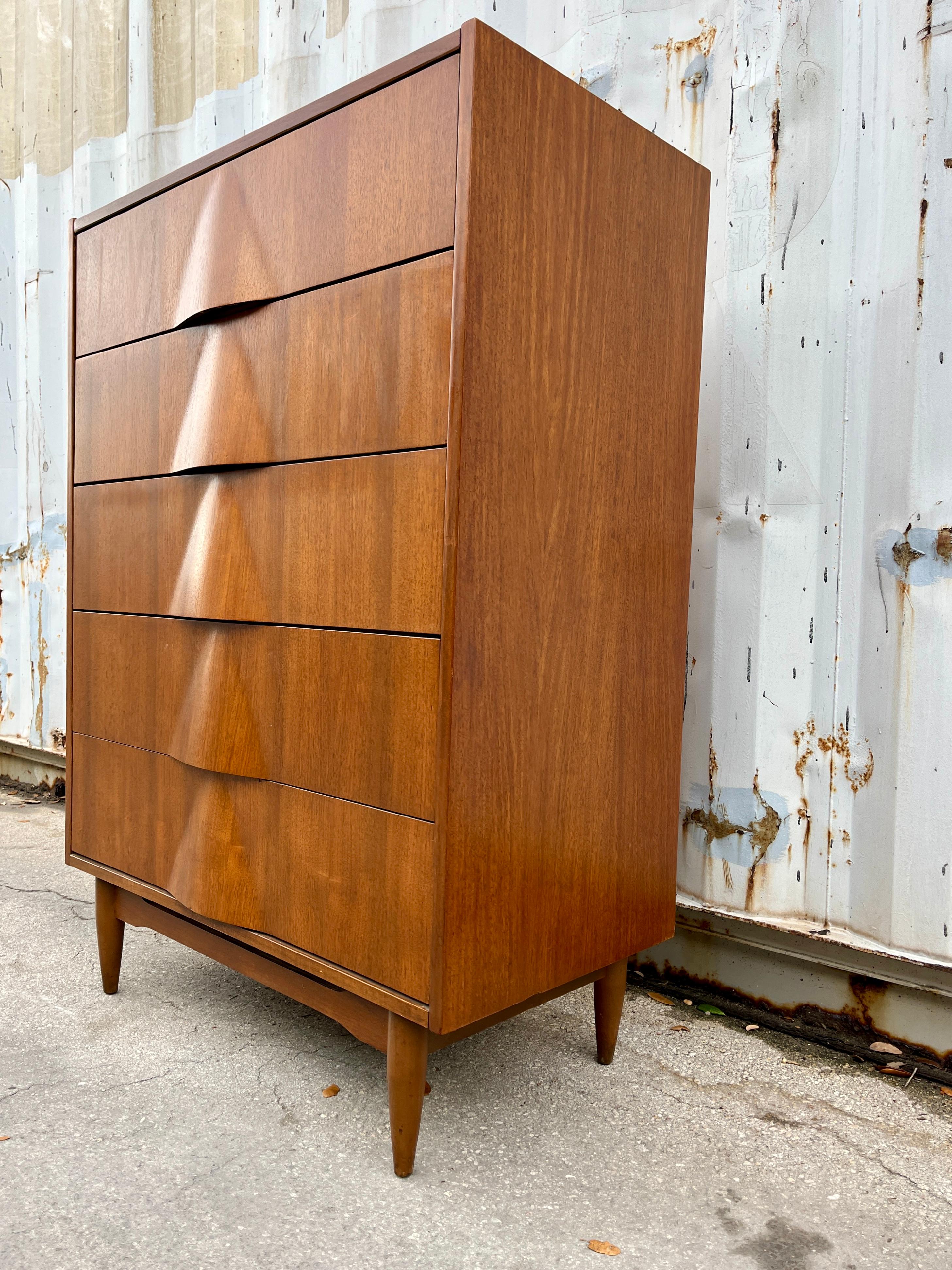 Comò Highboy a cinque cassetti in stile Mid Century Furniture di United Furniture. A.I.C. In condizioni buone in vendita a Miami, FL
