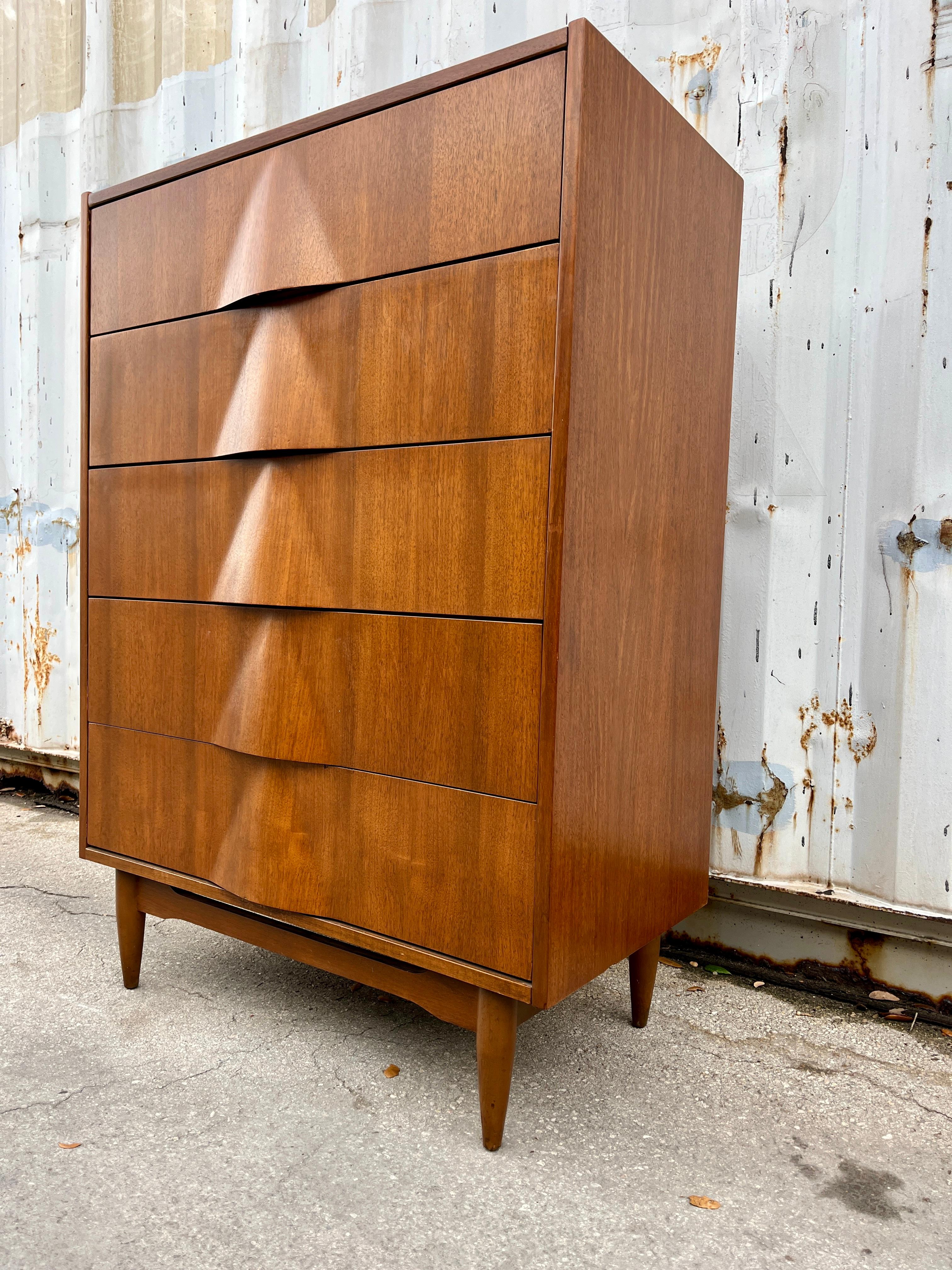 Metà XX secolo Comò Highboy a cinque cassetti in stile Mid Century Furniture di United Furniture. A.I.C. in vendita