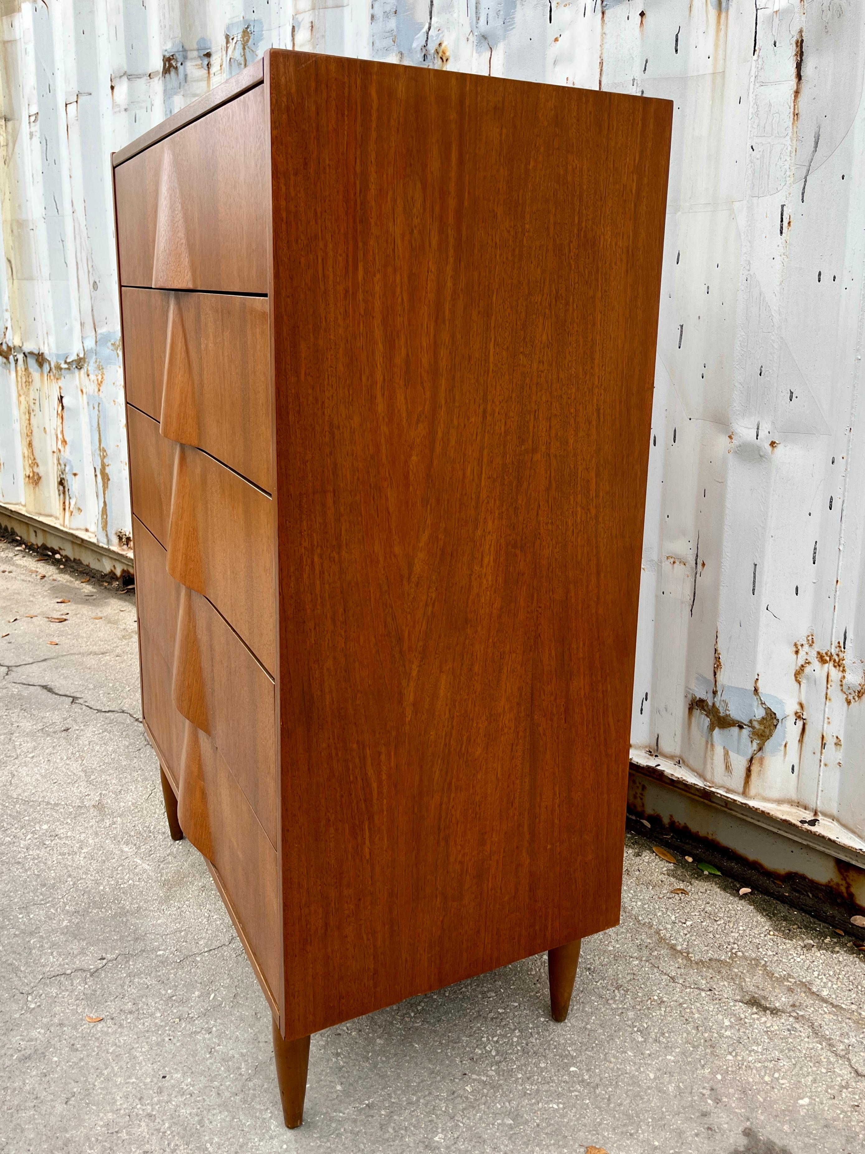 Noce Comò Highboy a cinque cassetti in stile Mid Century Furniture di United Furniture. A.I.C. in vendita