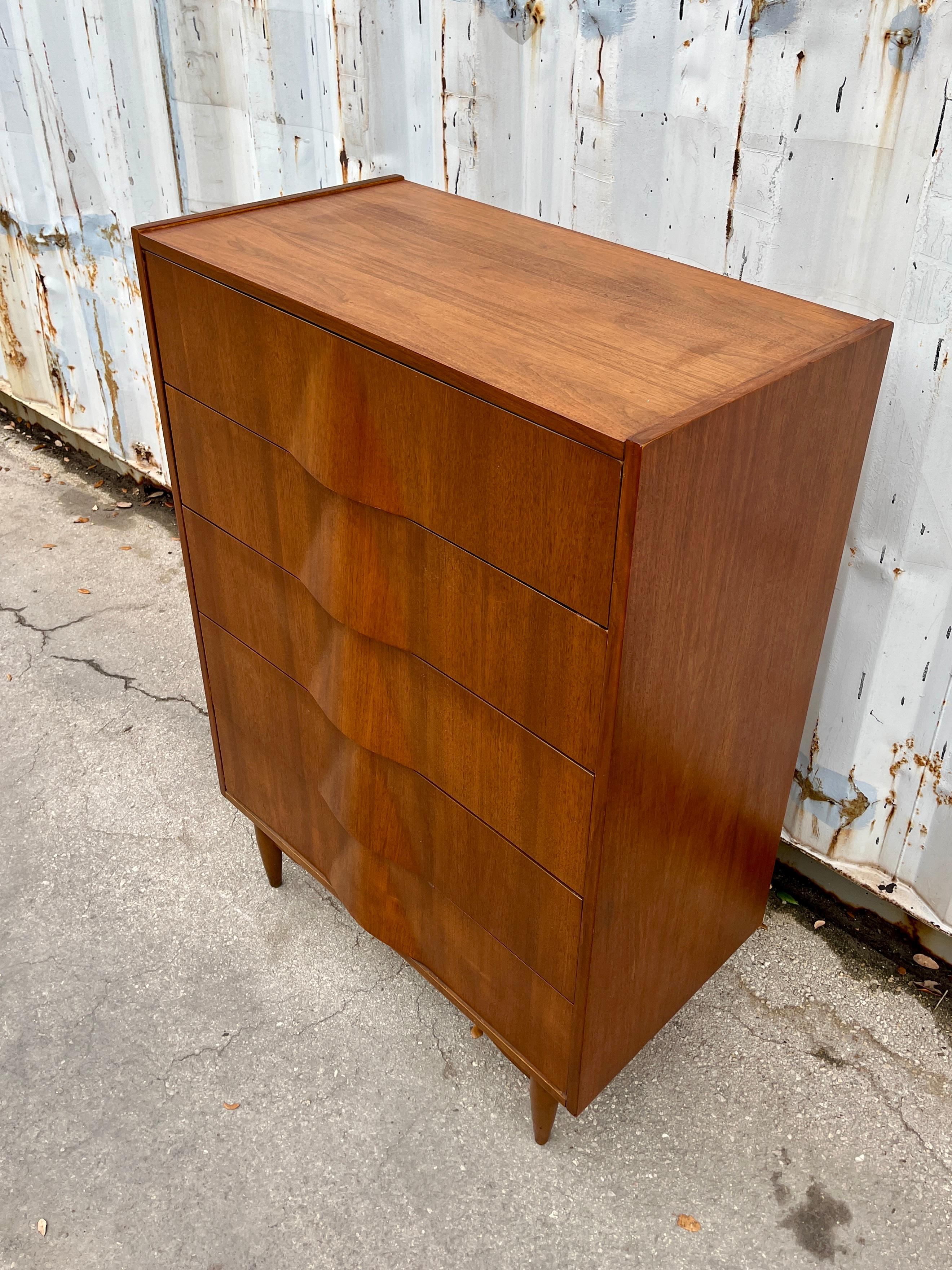 Comò Highboy a cinque cassetti in stile Mid Century Furniture di United Furniture. A.I.C. in vendita 1