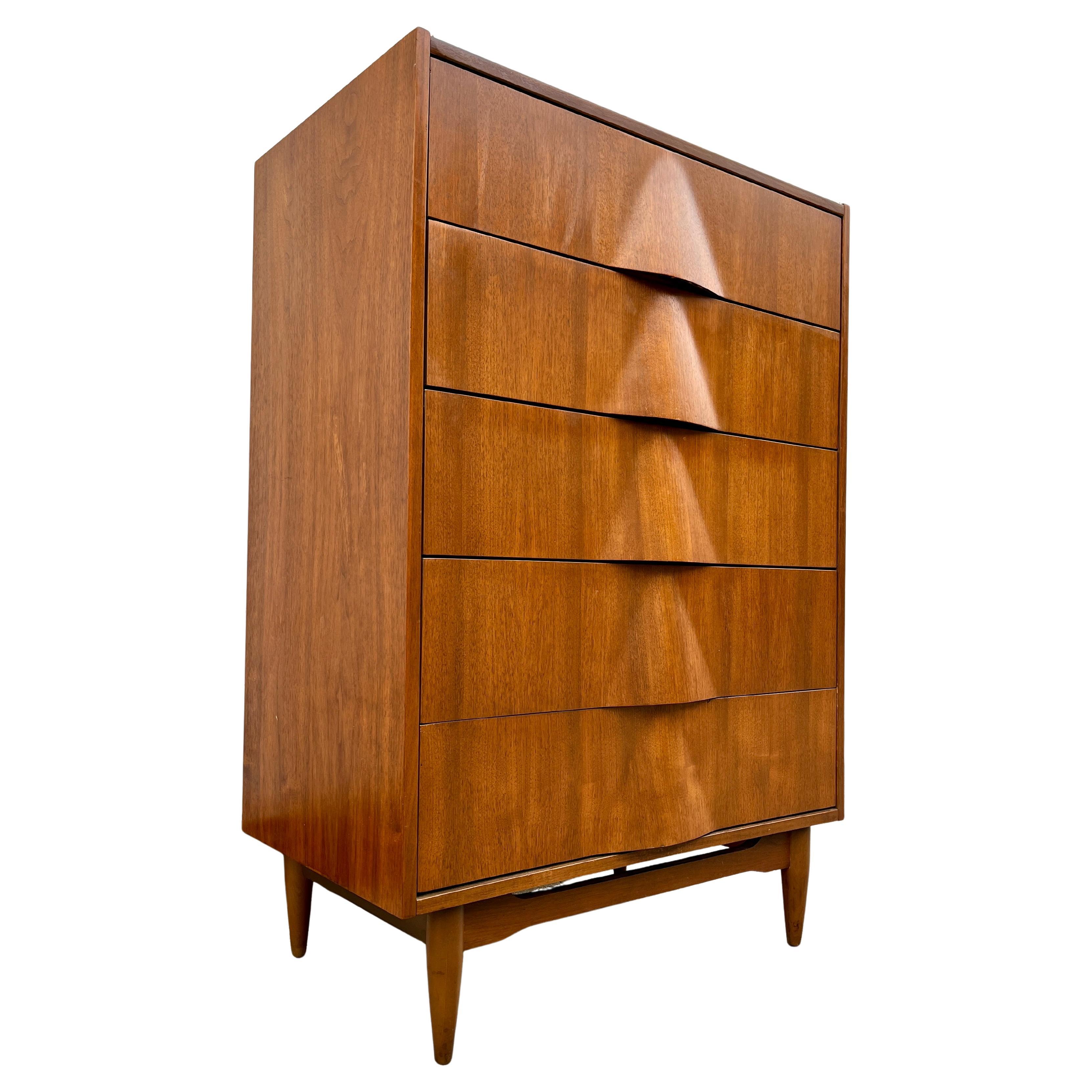 Comò Highboy a cinque cassetti in stile Mid Century Furniture di United Furniture. A.I.C.