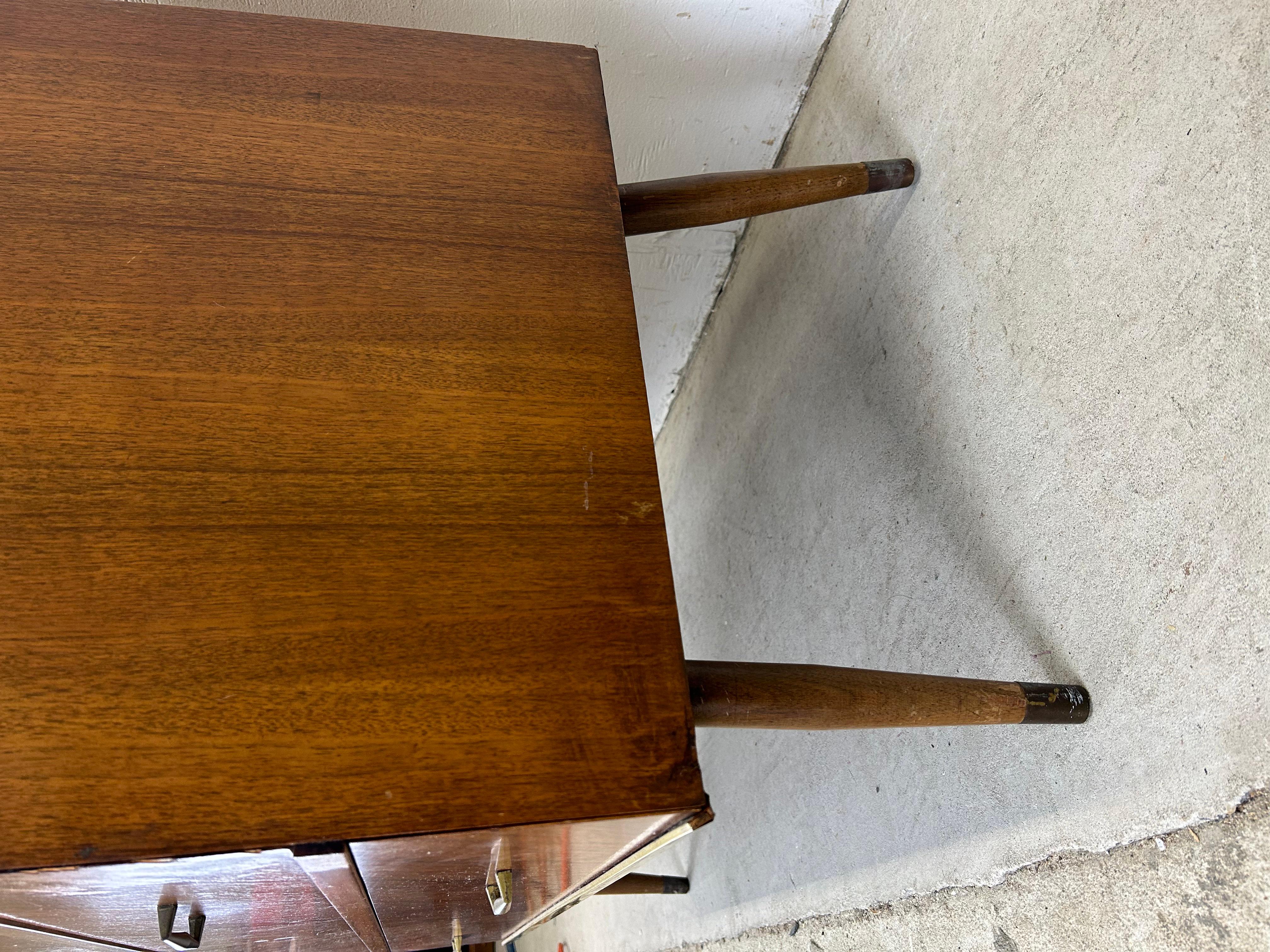 Comò Highboy a cinque cassetti del Mid Century Modern con inserti in ottone in vendita 2