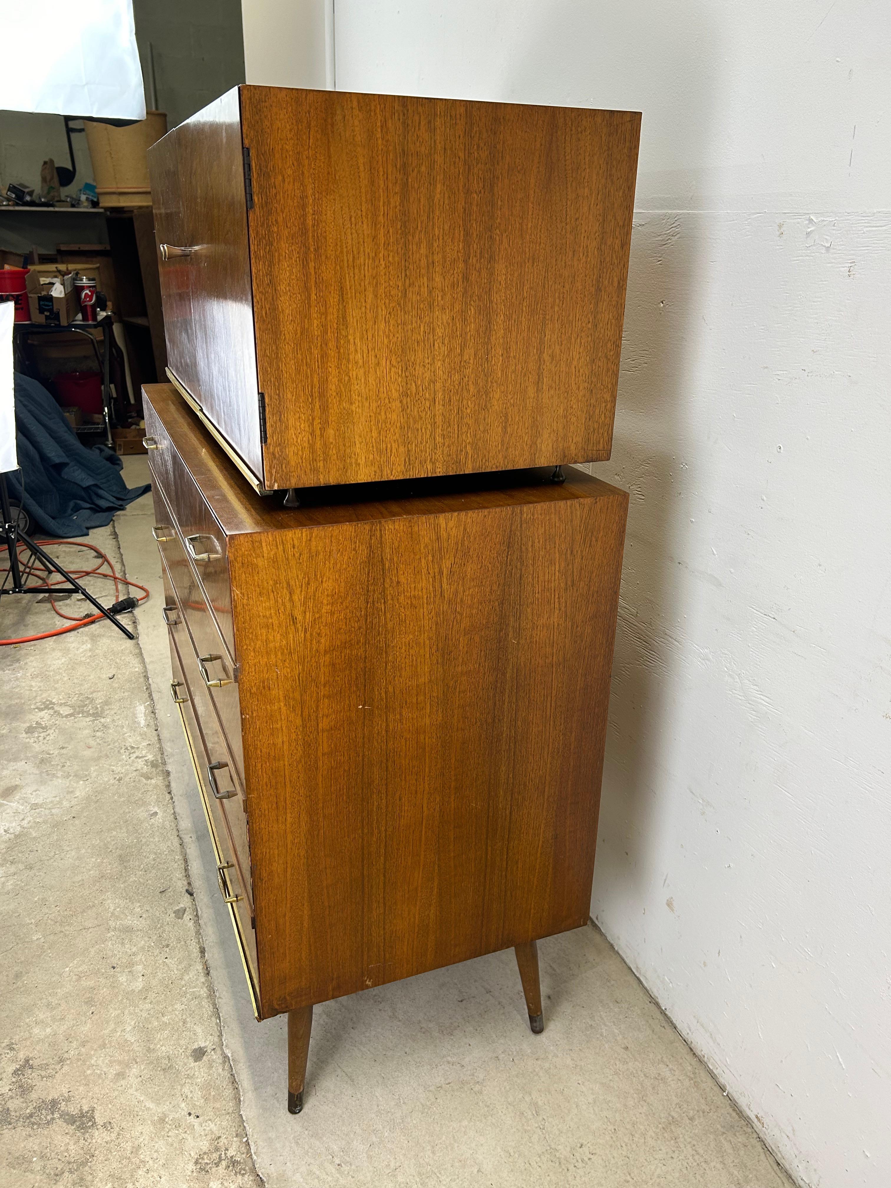 Comò Highboy a cinque cassetti del Mid Century Modern con inserti in ottone in vendita 4