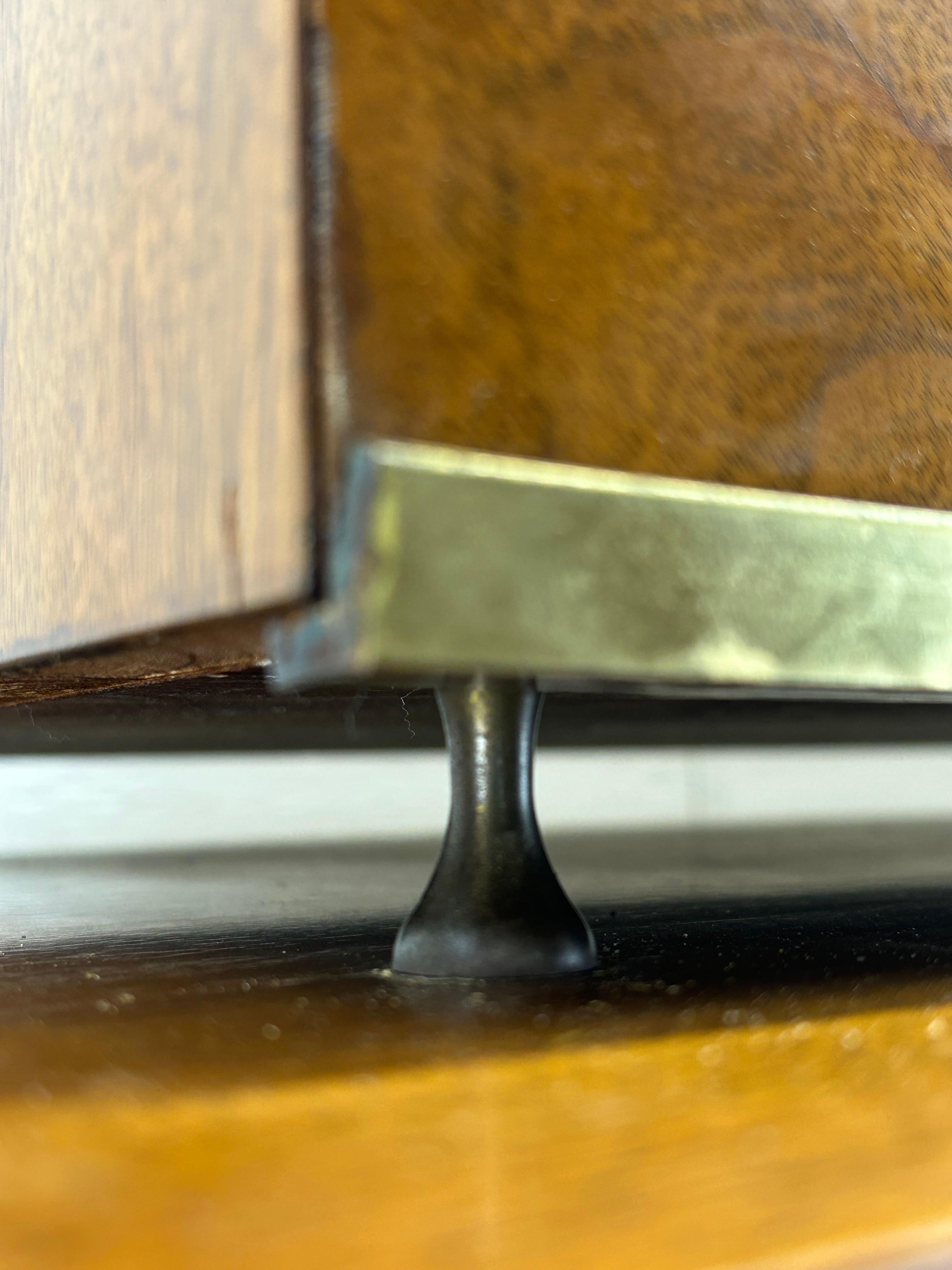 Comò Highboy a cinque cassetti del Mid Century Modern con inserti in ottone in vendita 5