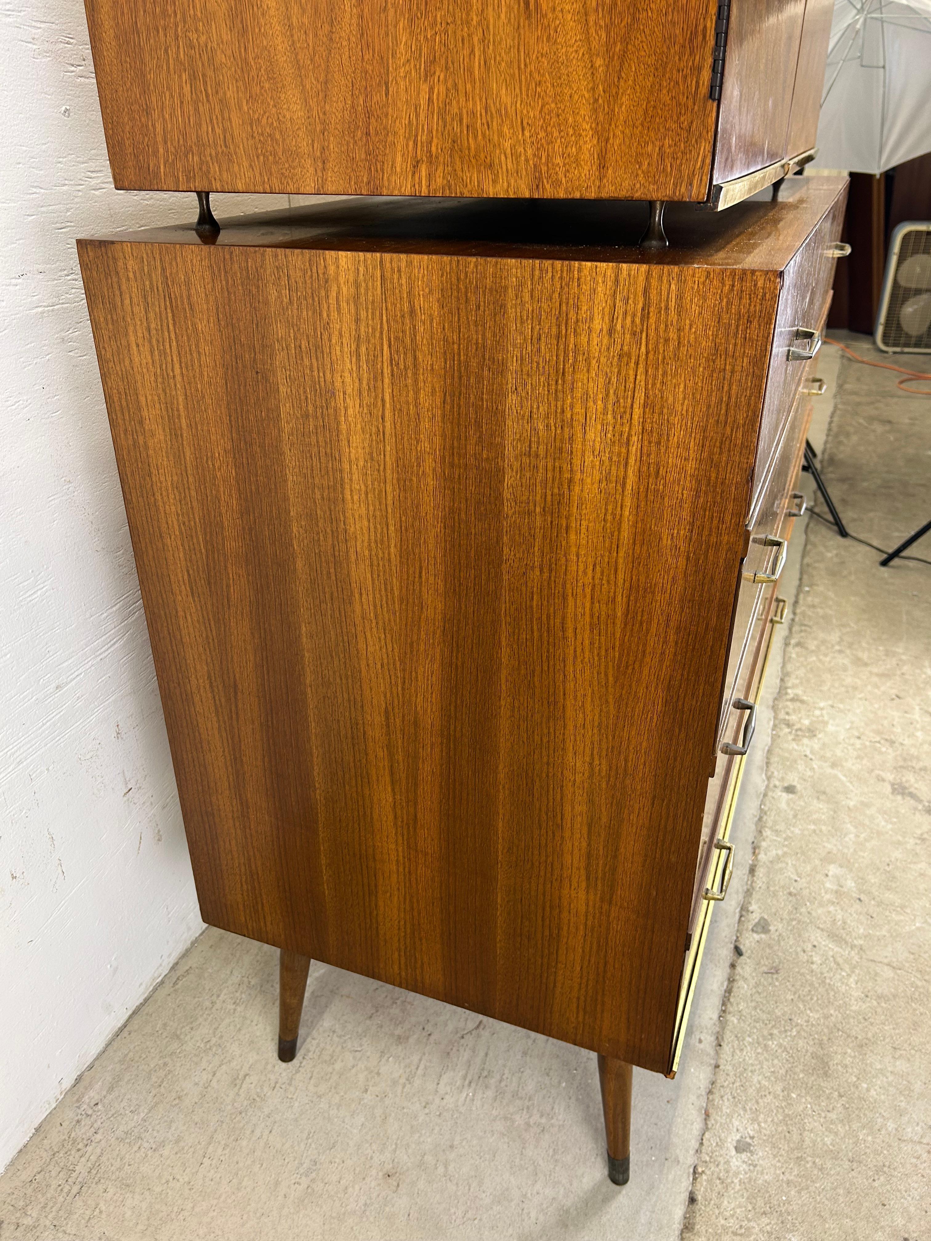 Comò Highboy a cinque cassetti del Mid Century Modern con inserti in ottone in vendita 7