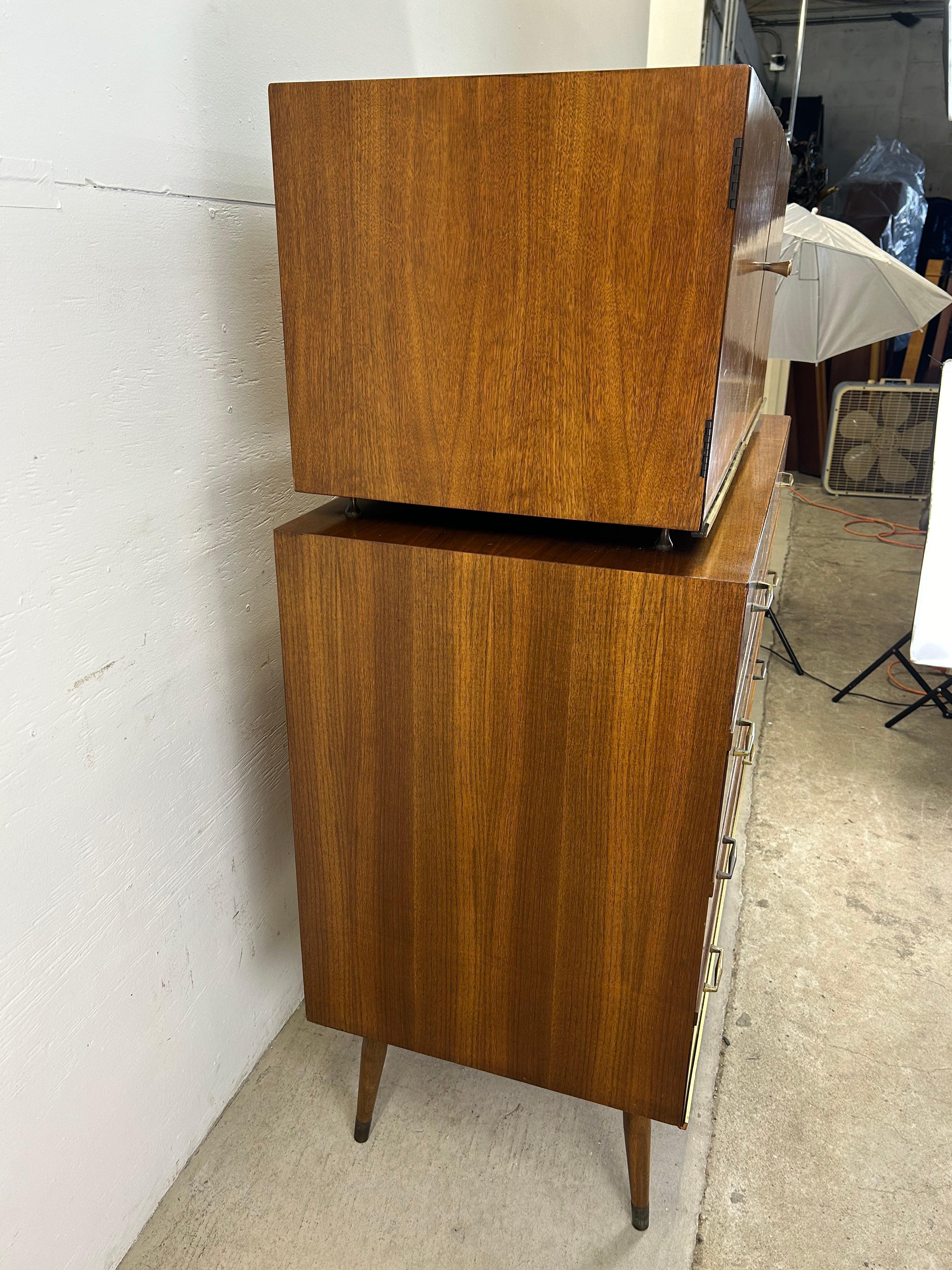 Comò Highboy a cinque cassetti del Mid Century Modern con inserti in ottone in vendita 8