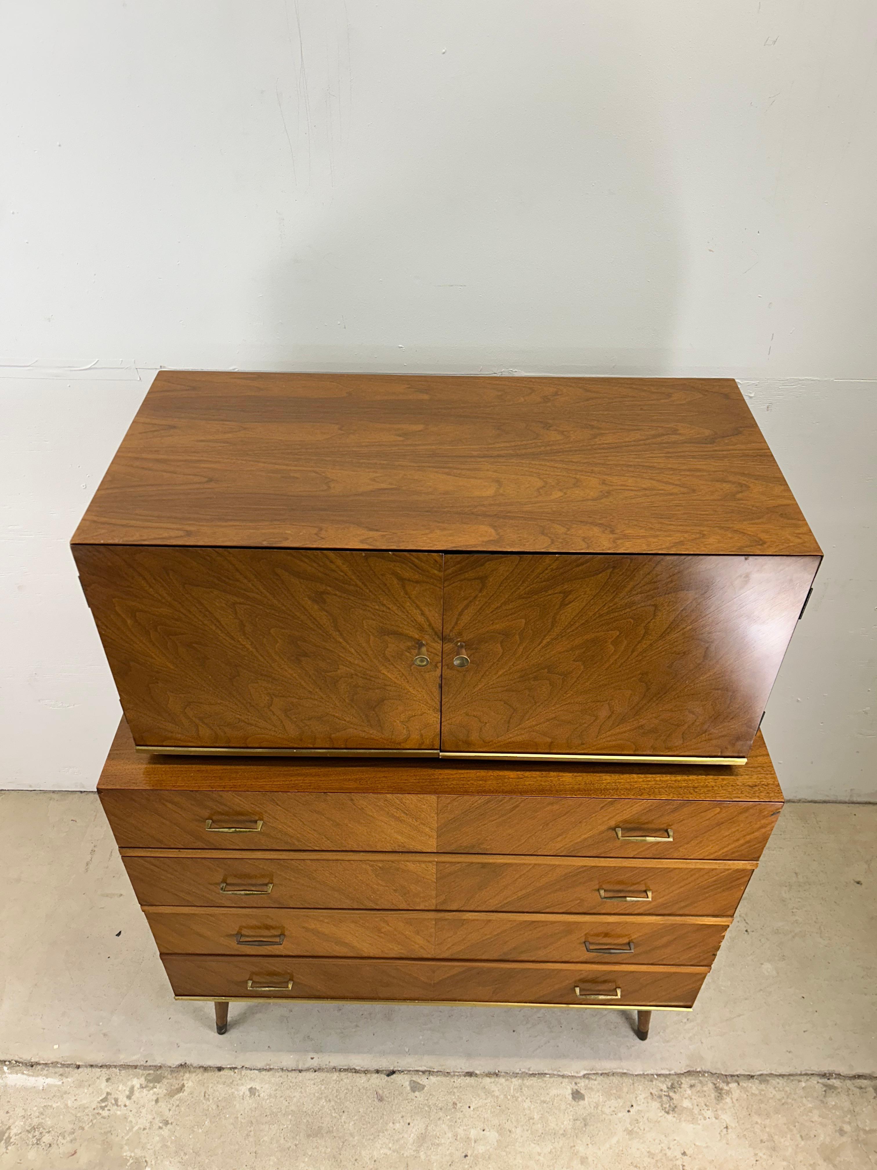 Comò Highboy a cinque cassetti del Mid Century Modern con inserti in ottone in vendita 9