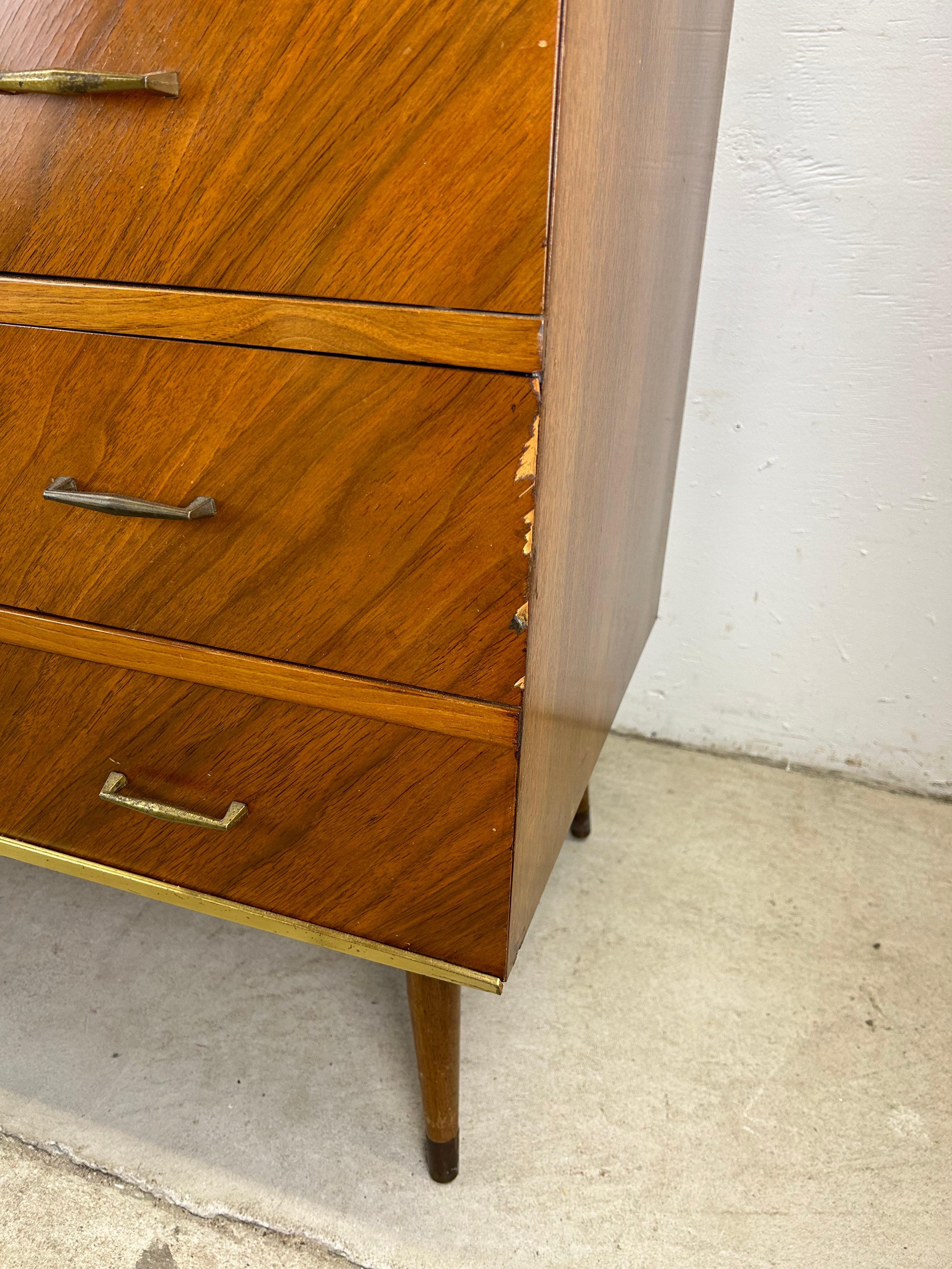 Comò Highboy a cinque cassetti del Mid Century Modern con inserti in ottone in vendita 10