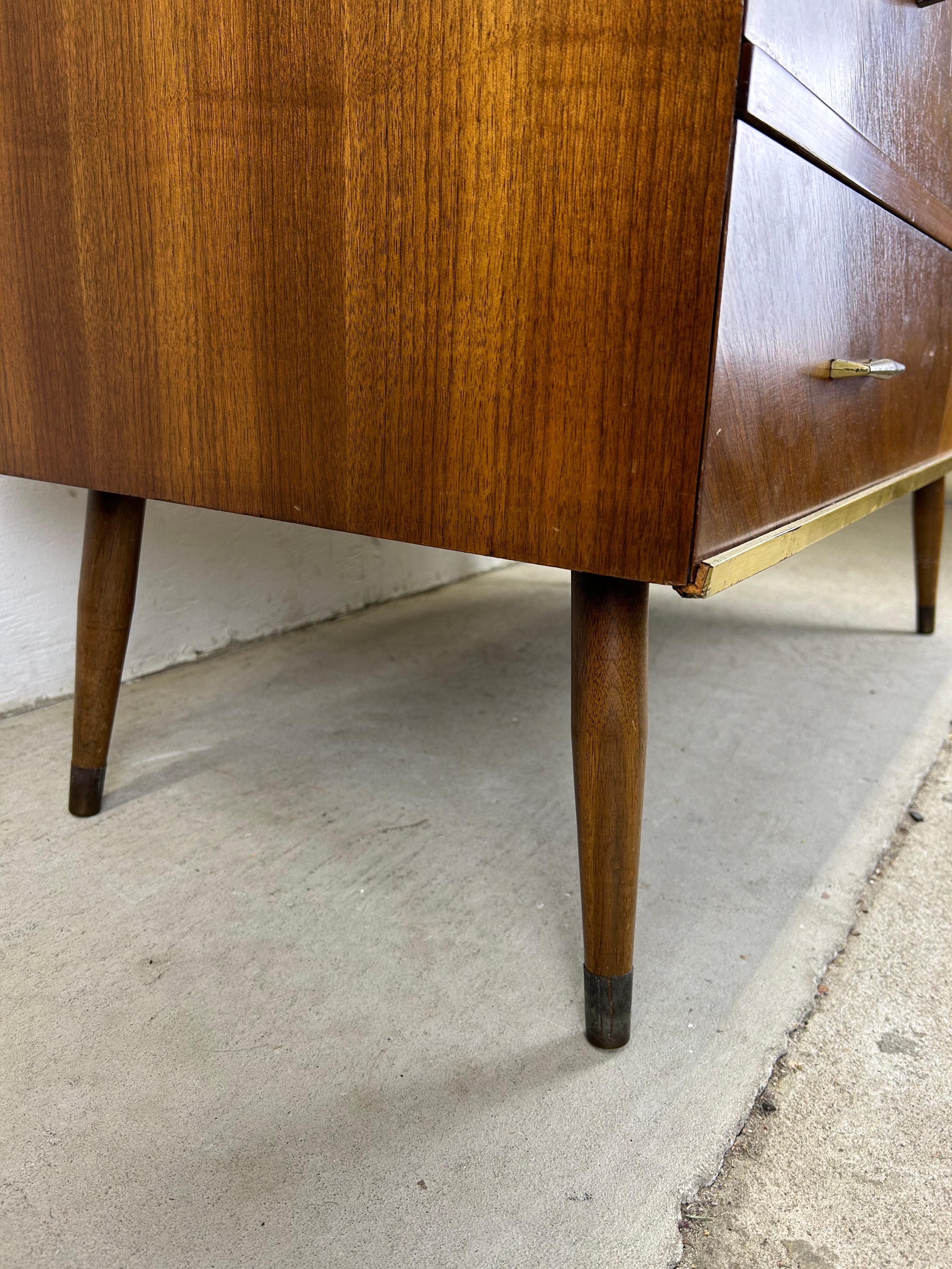 Comò Highboy a cinque cassetti del Mid Century Modern con inserti in ottone in vendita 11