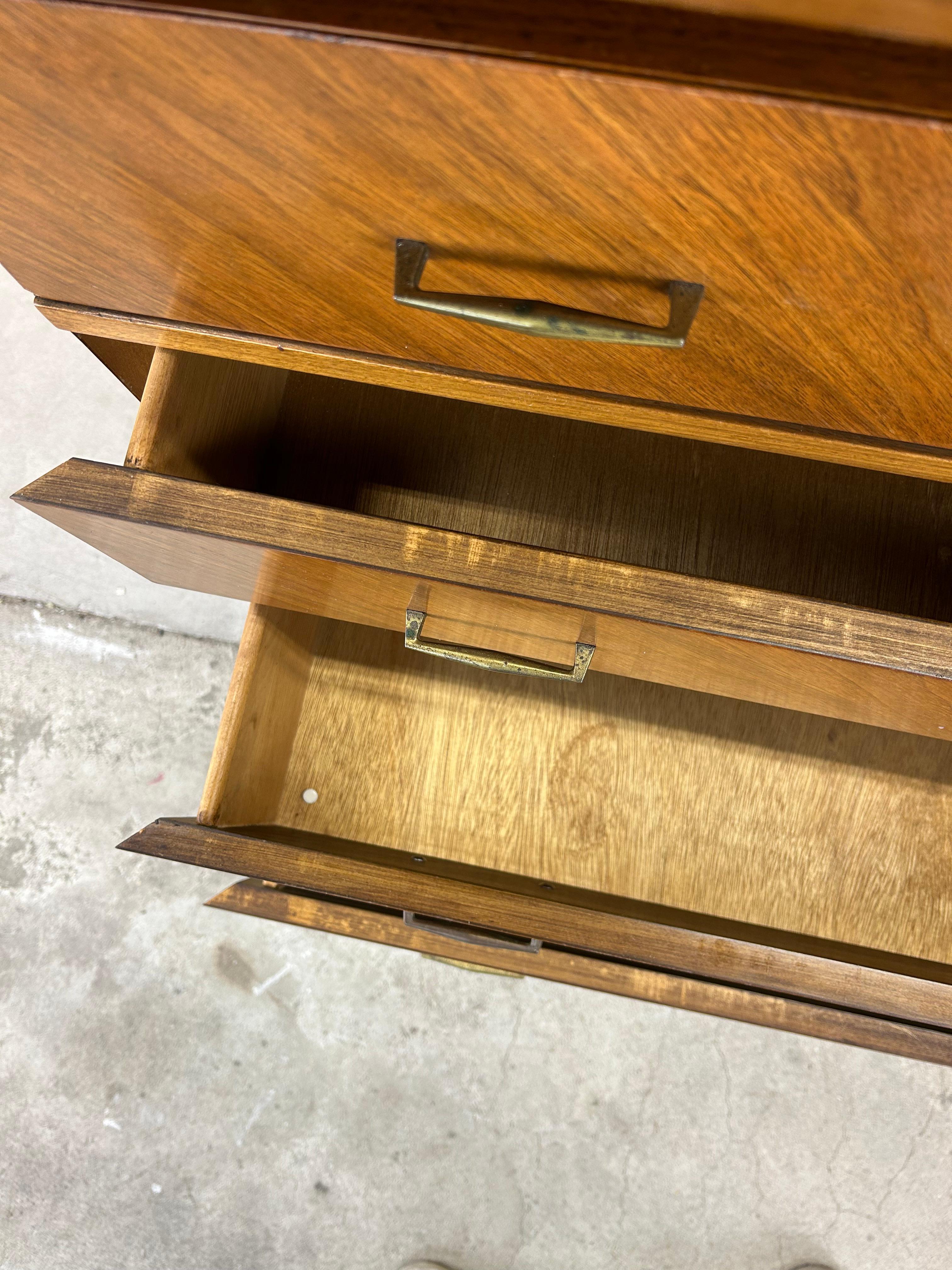 Americano Comò Highboy a cinque cassetti del Mid Century Modern con inserti in ottone in vendita