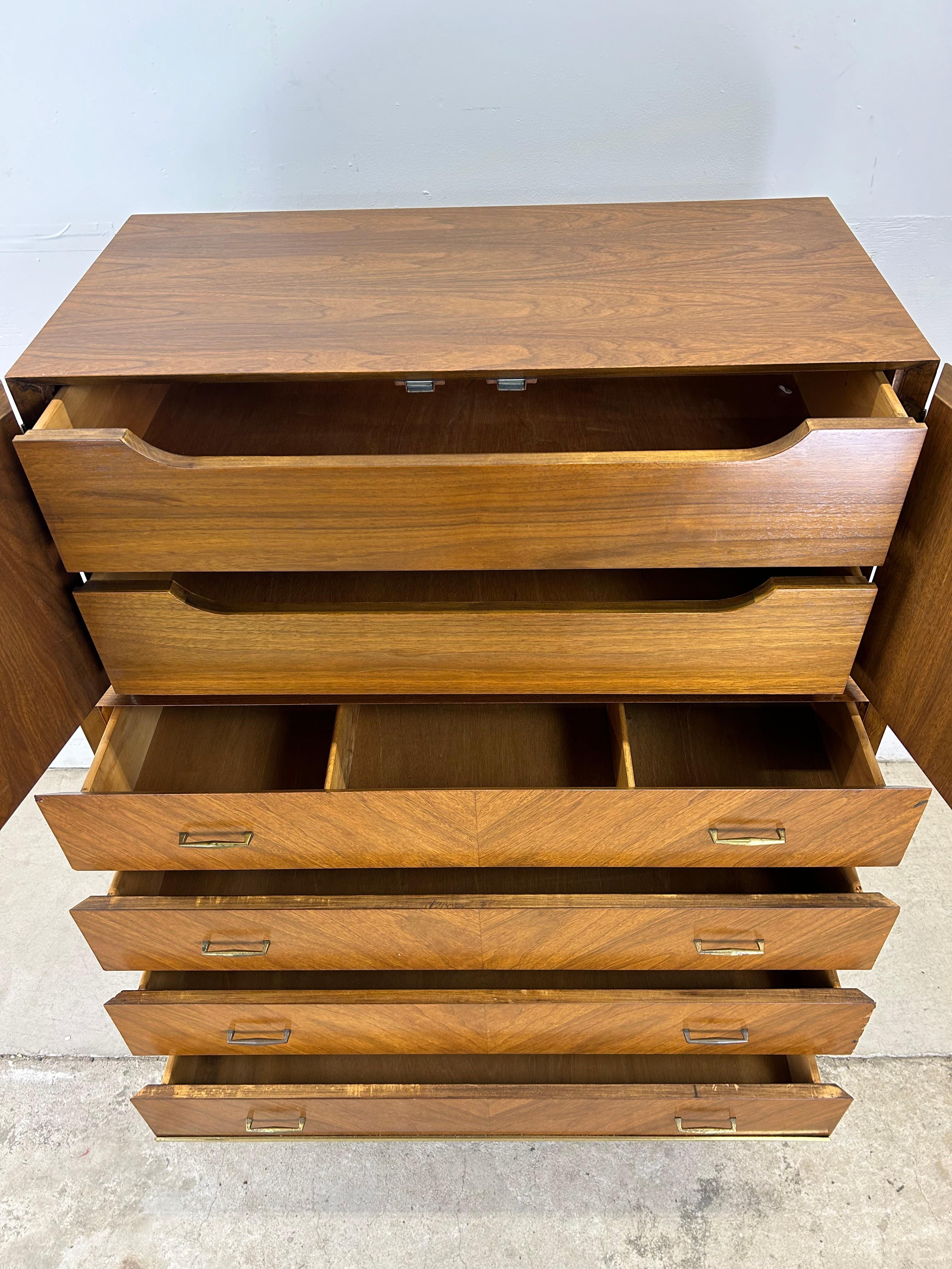 Comò Highboy a cinque cassetti del Mid Century Modern con inserti in ottone In condizioni buone in vendita a Freehold, NJ