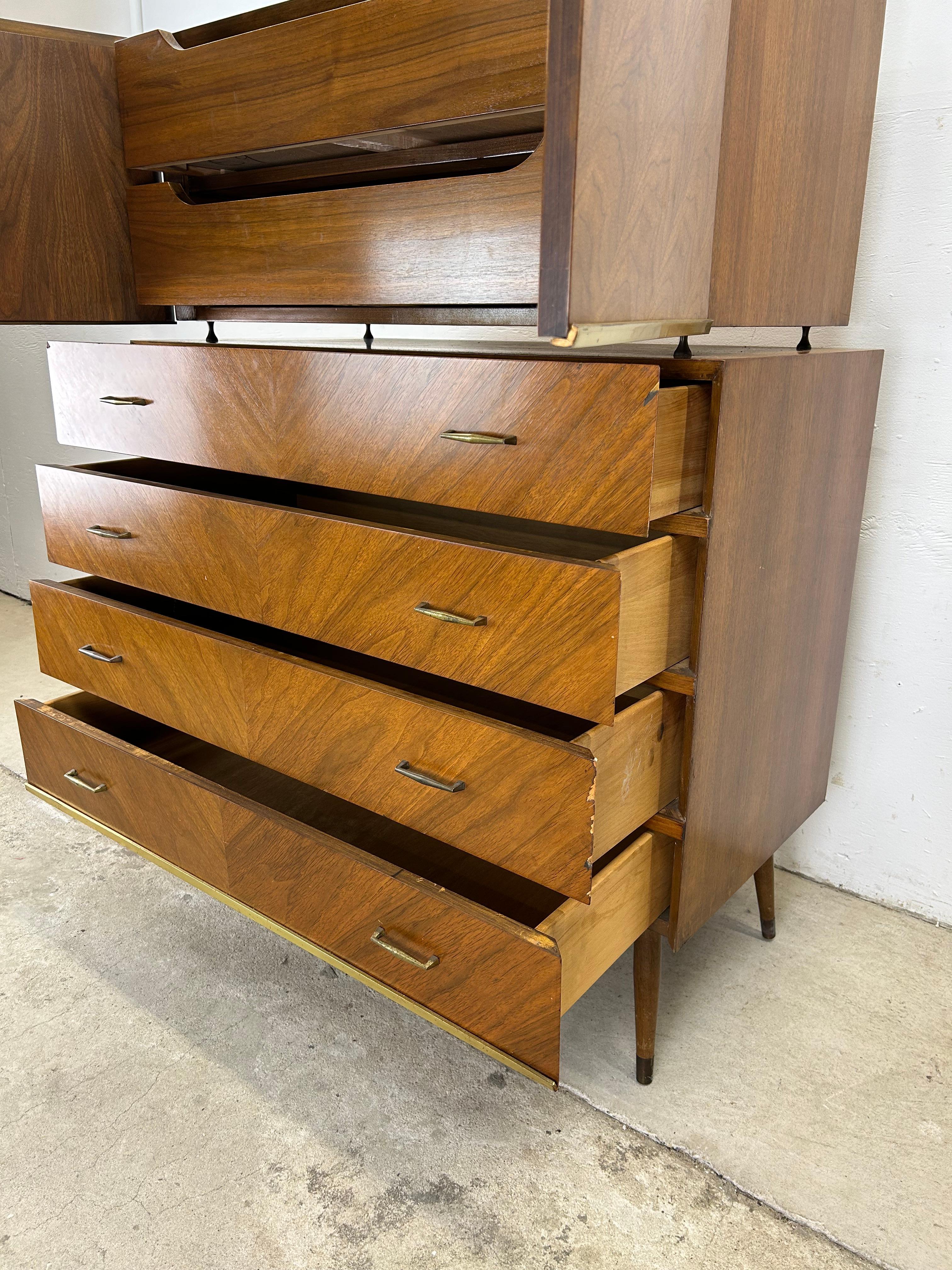 XX secolo Comò Highboy a cinque cassetti del Mid Century Modern con inserti in ottone in vendita