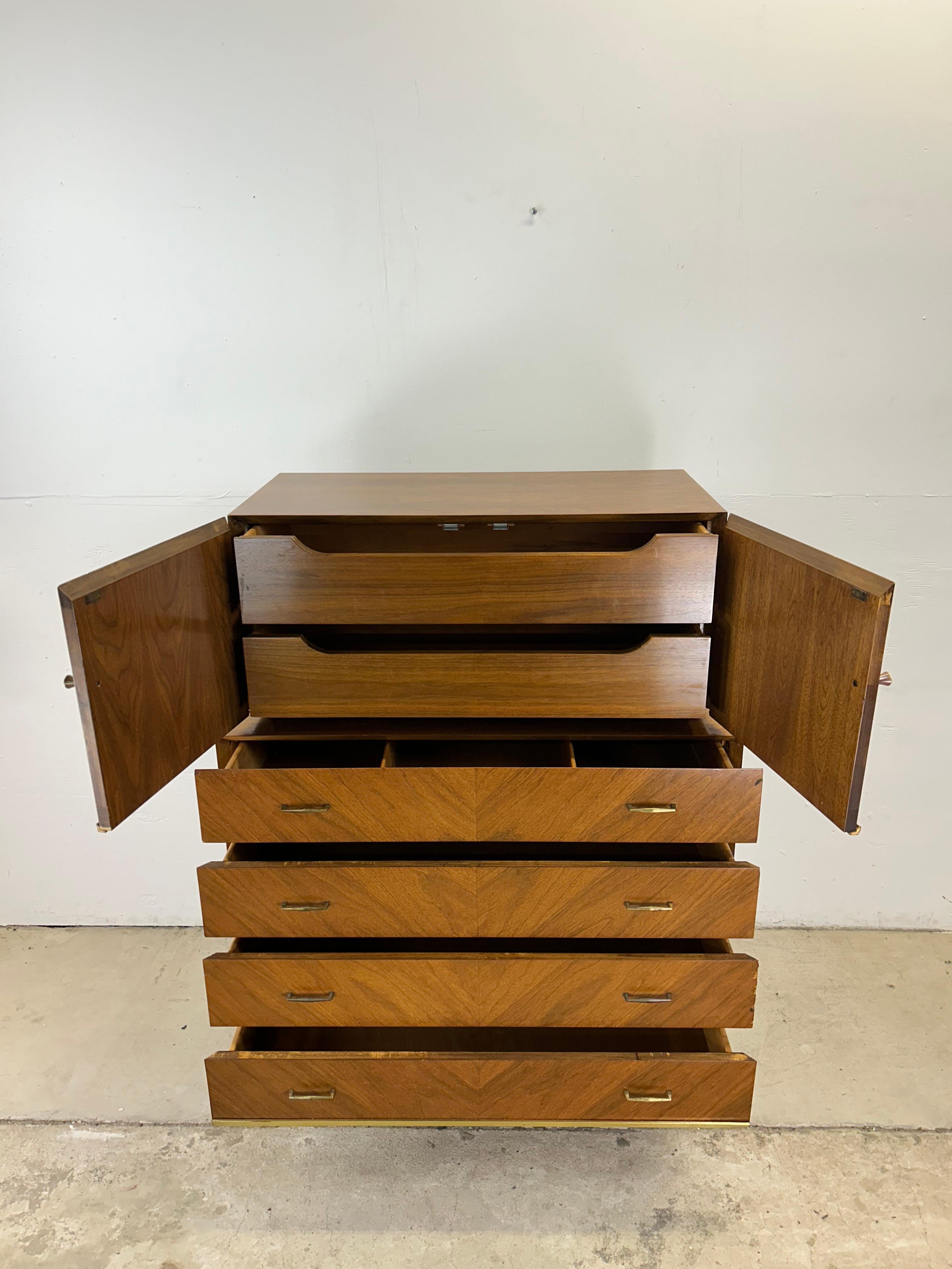 Noce Comò Highboy a cinque cassetti del Mid Century Modern con inserti in ottone in vendita