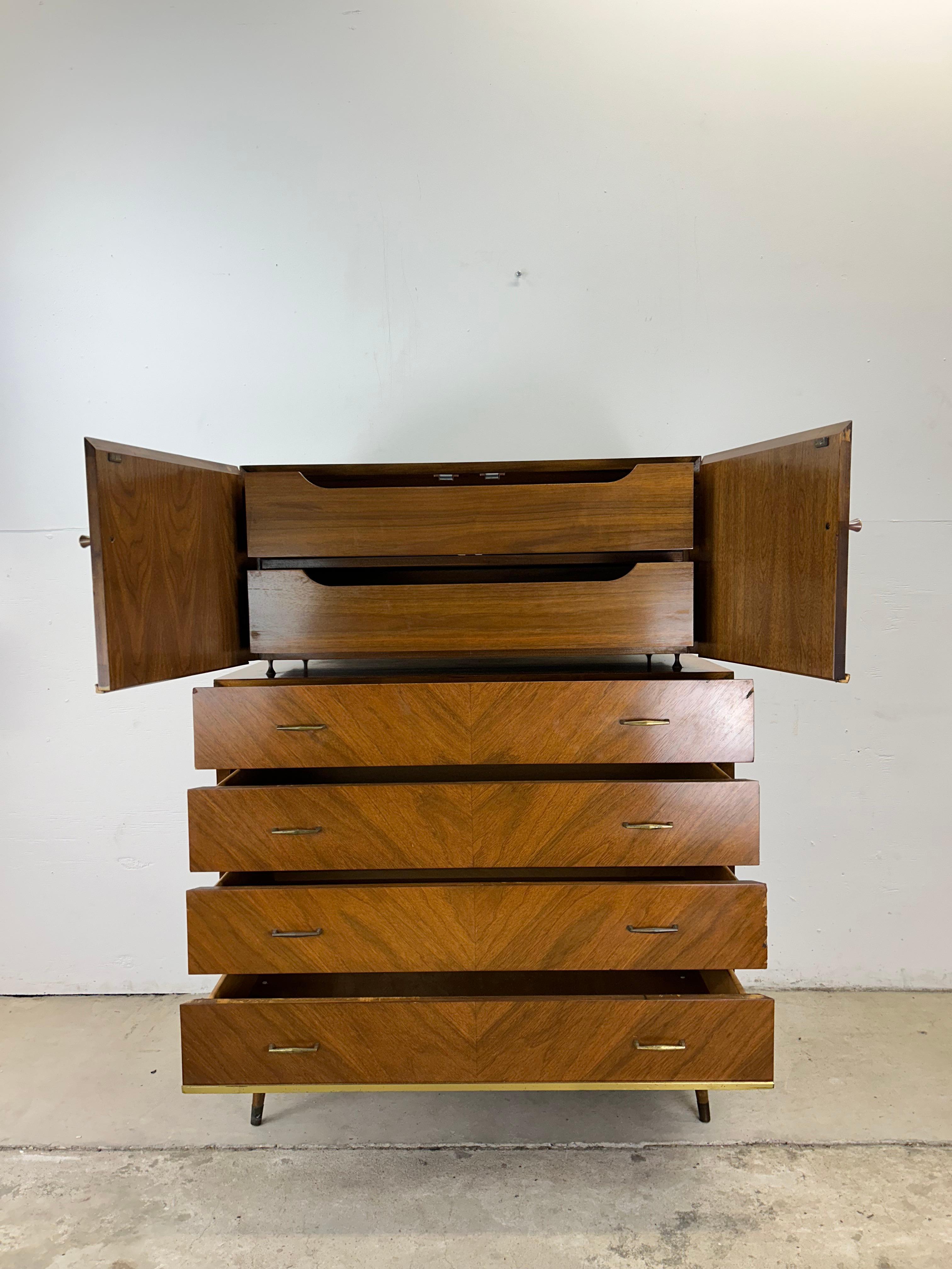Comò Highboy a cinque cassetti del Mid Century Modern con inserti in ottone in vendita 1