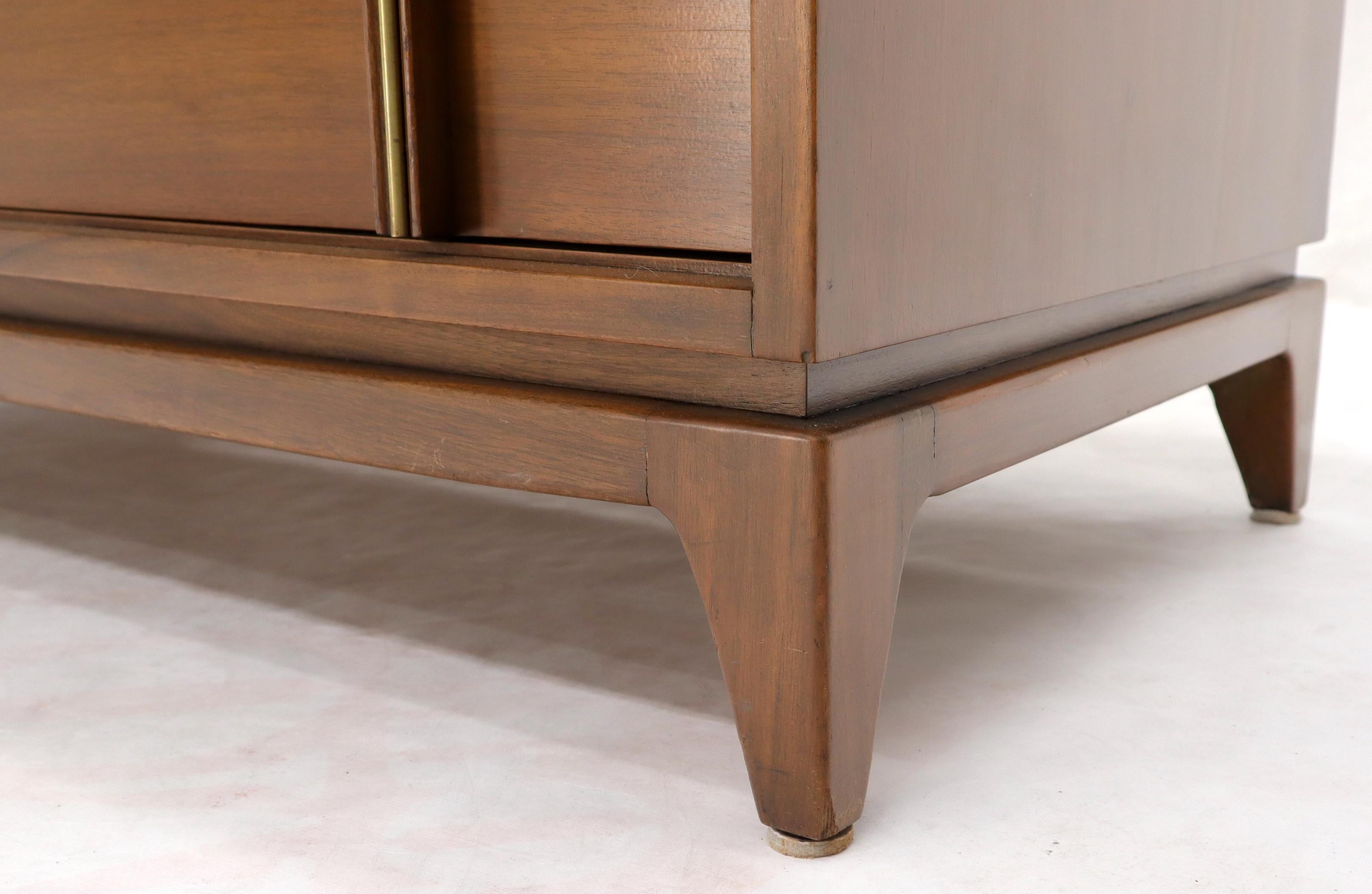 Comò a cinque cassetti di metà secolo moderno con accenti in ottone in vendita 4