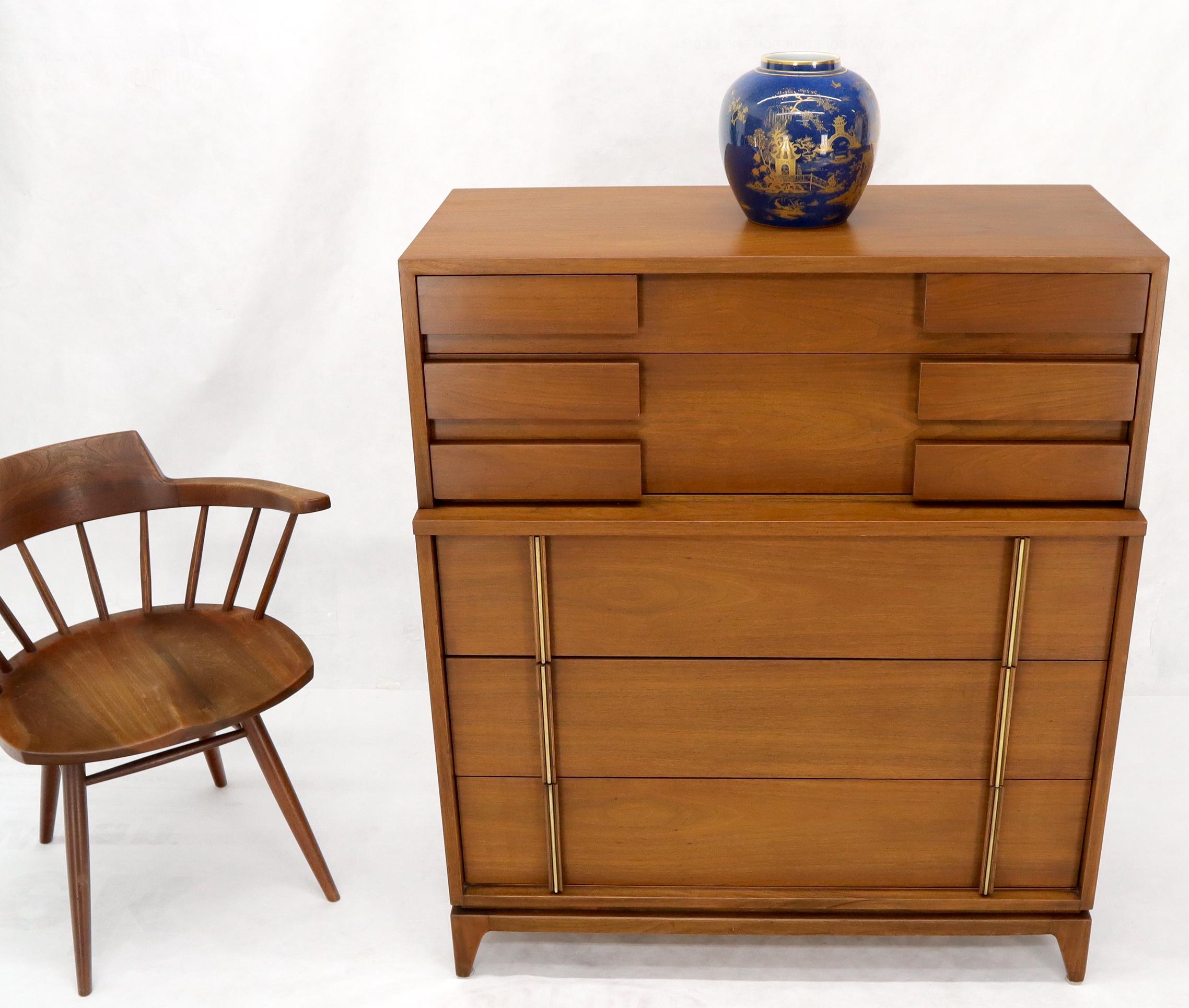 Mid-Century Modern Five Drawers High Chest Dresser with Brass Accents (amerikanisch) im Angebot