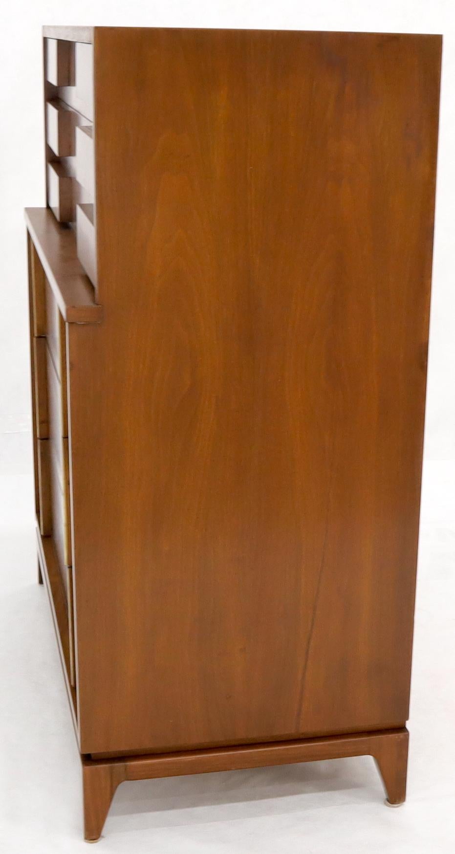 Mid-Century Modern Five Drawers High Chest Dresser with Brass Accents (Lackiert) im Angebot