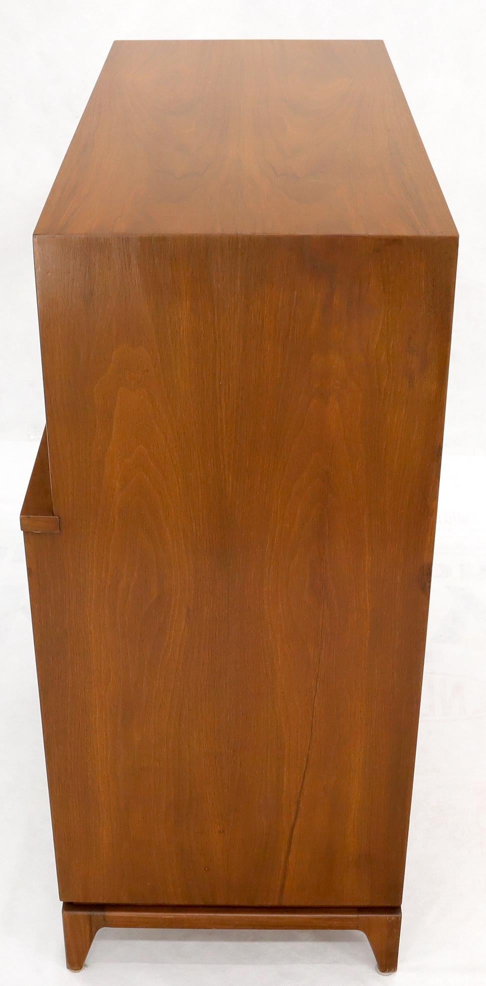 Mid-Century Modern Five Drawers High Chest Dresser with Brass Accents im Zustand „Gut“ im Angebot in Rockaway, NJ