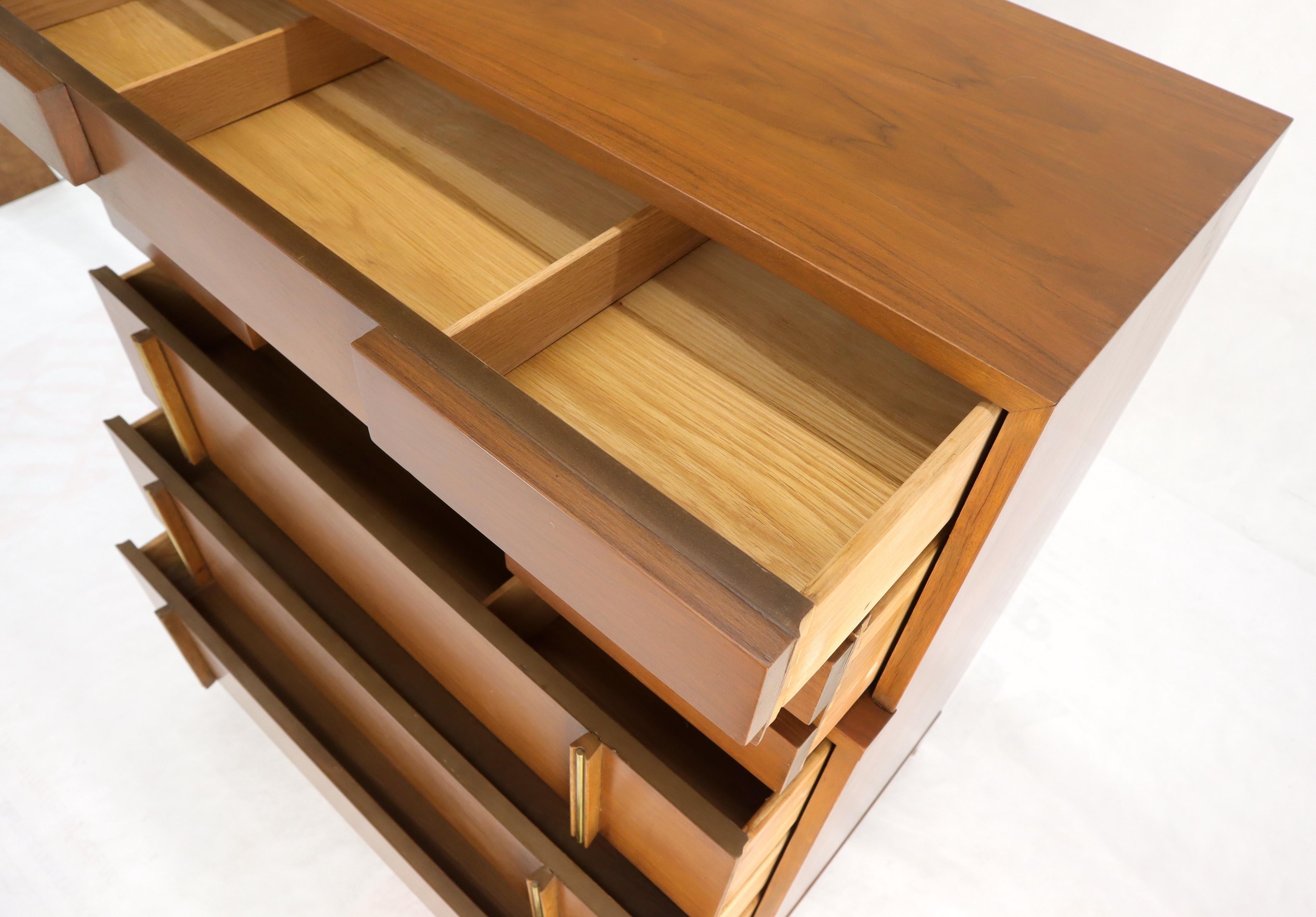 Mid-Century Modern Five Drawers High Chest Dresser with Brass Accents im Angebot 1