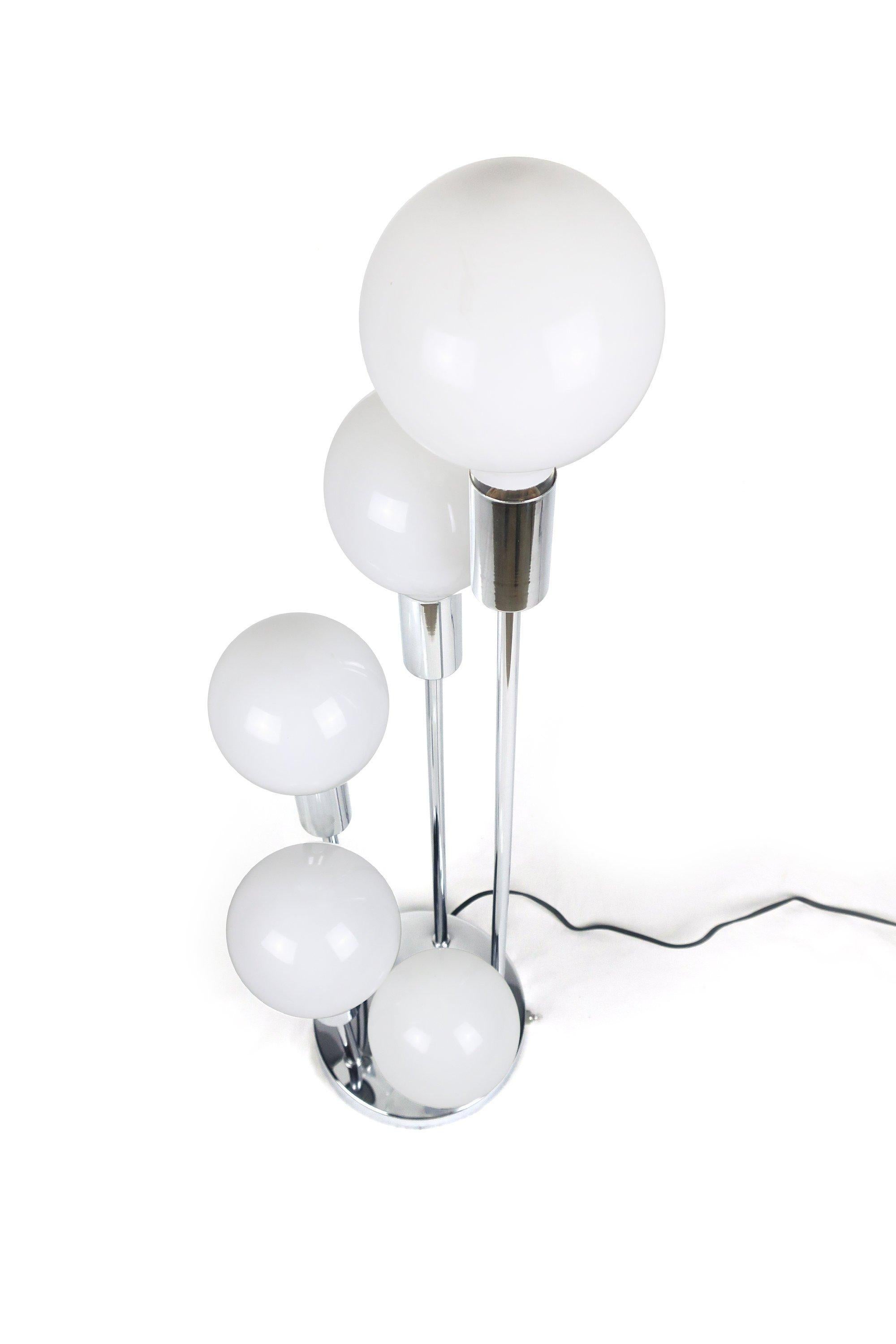 Nothing screams 1970s more than this Mid-Century Modern Sonneman-style table lamp. Features five new globe bulbs in a descending spiral formation. Has a 3-way switch that lights up the bottom 2 bulbs, the top 3, or all 5 at once.
 
 In excellent