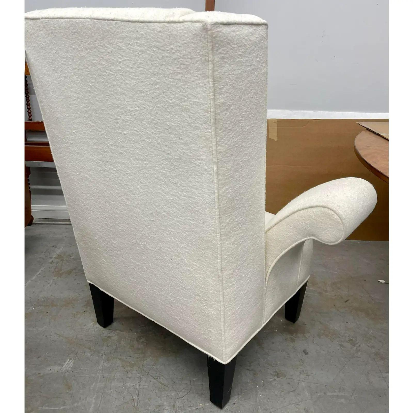 Mid Century Modern Flamboyant White Wingback Chair (amerikanisch) im Angebot
