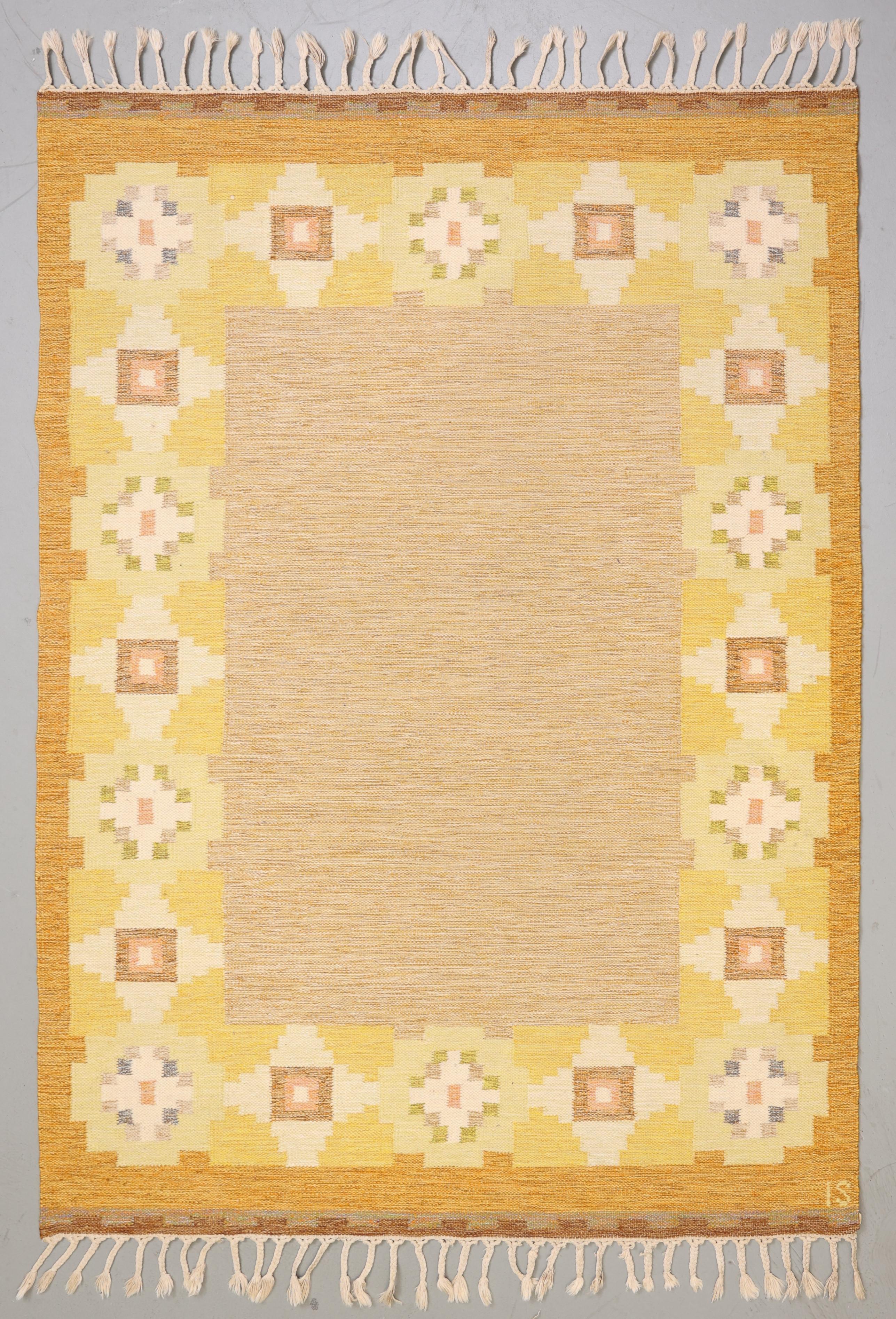 Mid-century Modern Swedish röllakan (flatweave) signed Ingegerd Silow. Beautiful geometrical patterns in warm colors of yellow and orange. In great condition without any substantial wear.

• Size (excl. fringes): 
200 x 140 cm
78.7 x 55.1 inches

•