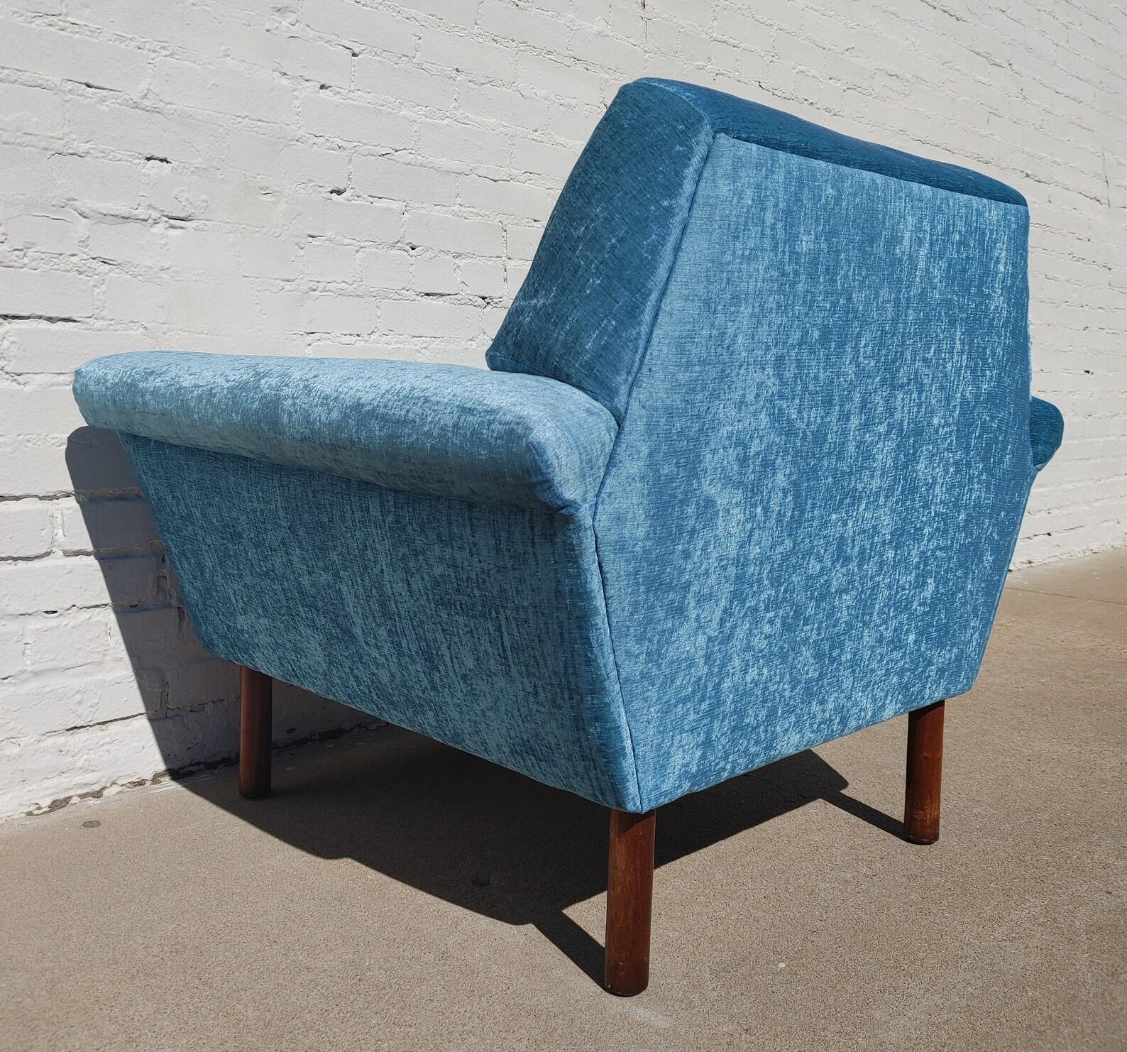 Mid Century Modern Flexsteel Sidechair

Above average vintage condition and structurally sound. Has some expected slight finish wear and scratching on legs. 
Seat cushions is a slightly different fabric than body.  Outdoor listing pictures might