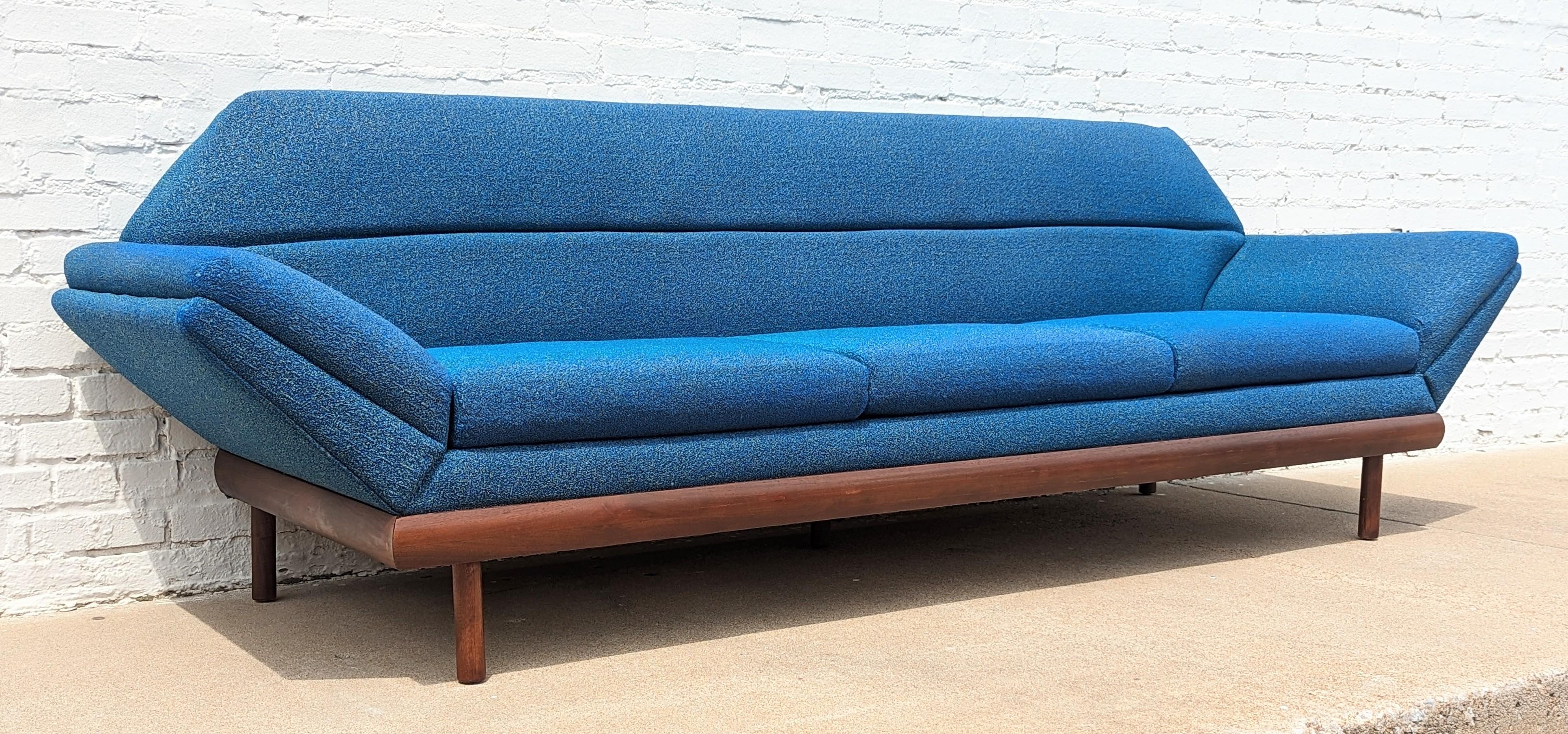 Upholstery Mid Century Modern Flexsteel Thunderbird Sofa  For Sale