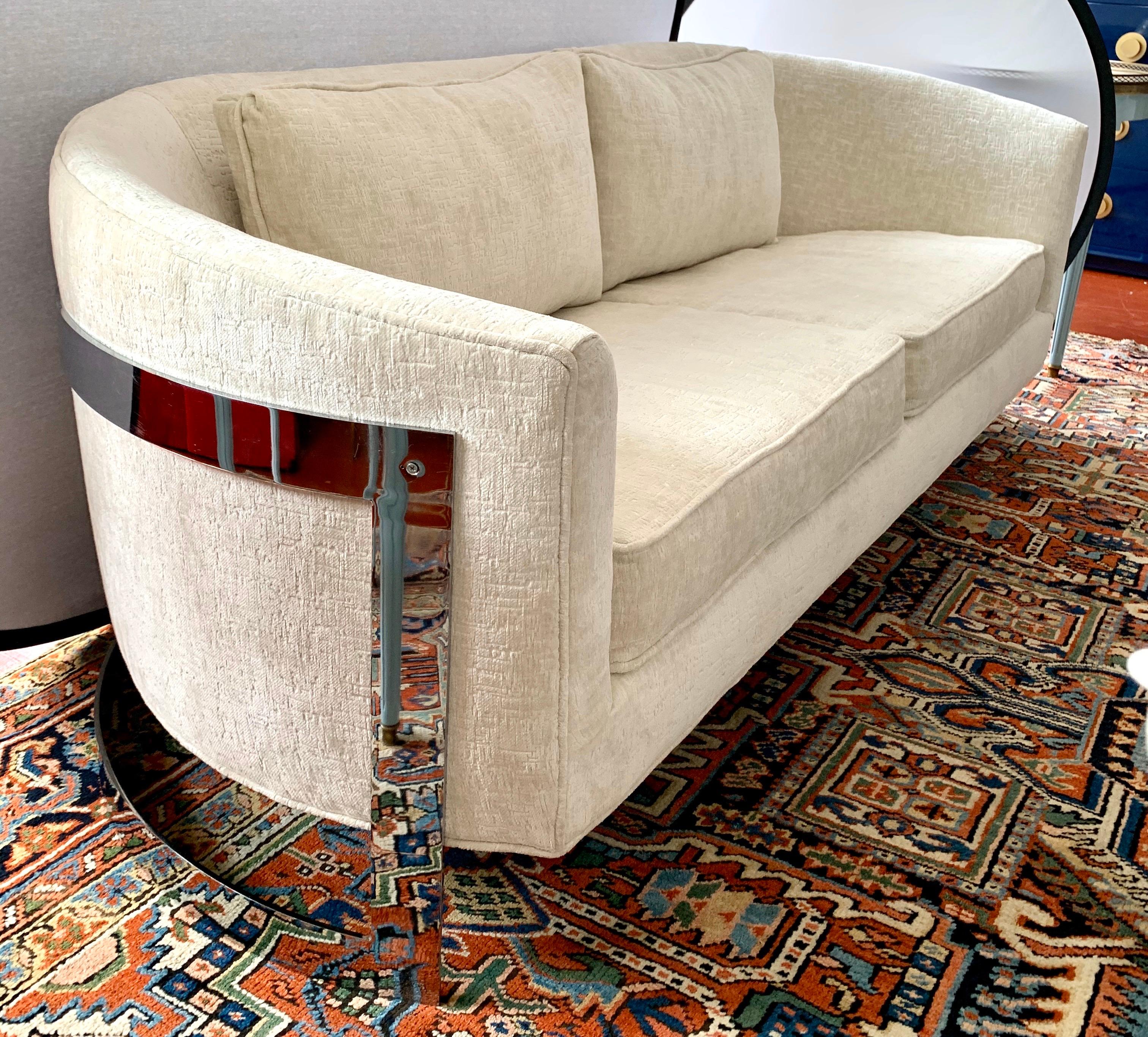 Atemberaubendes modernes Sofa aus der Mitte des Jahrhunderts mit einem geschwungenen, schwebenden Gestell aus Chrom und Stahl.  Neu gepolstert mit einem luxuriösen cremefarbenen Stoff.