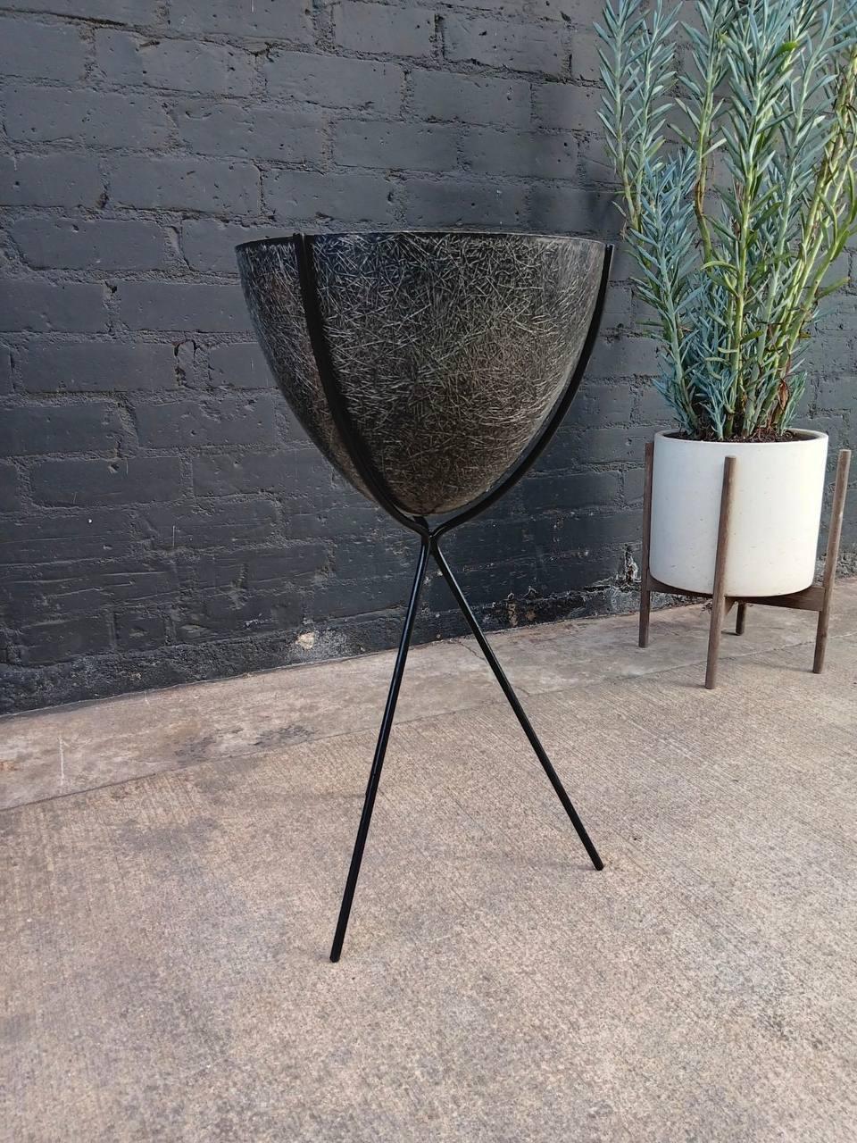 Mid-Century Modern Jardinière tripode en fibre de verre flottante moderne du milieu du siècle dernier par Kimball Corp en vente