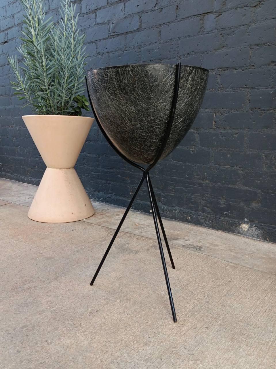Mid-Century Modern Floating Fiberglass Tripod Planter by Kimball Corp In Good Condition For Sale In Los Angeles, CA
