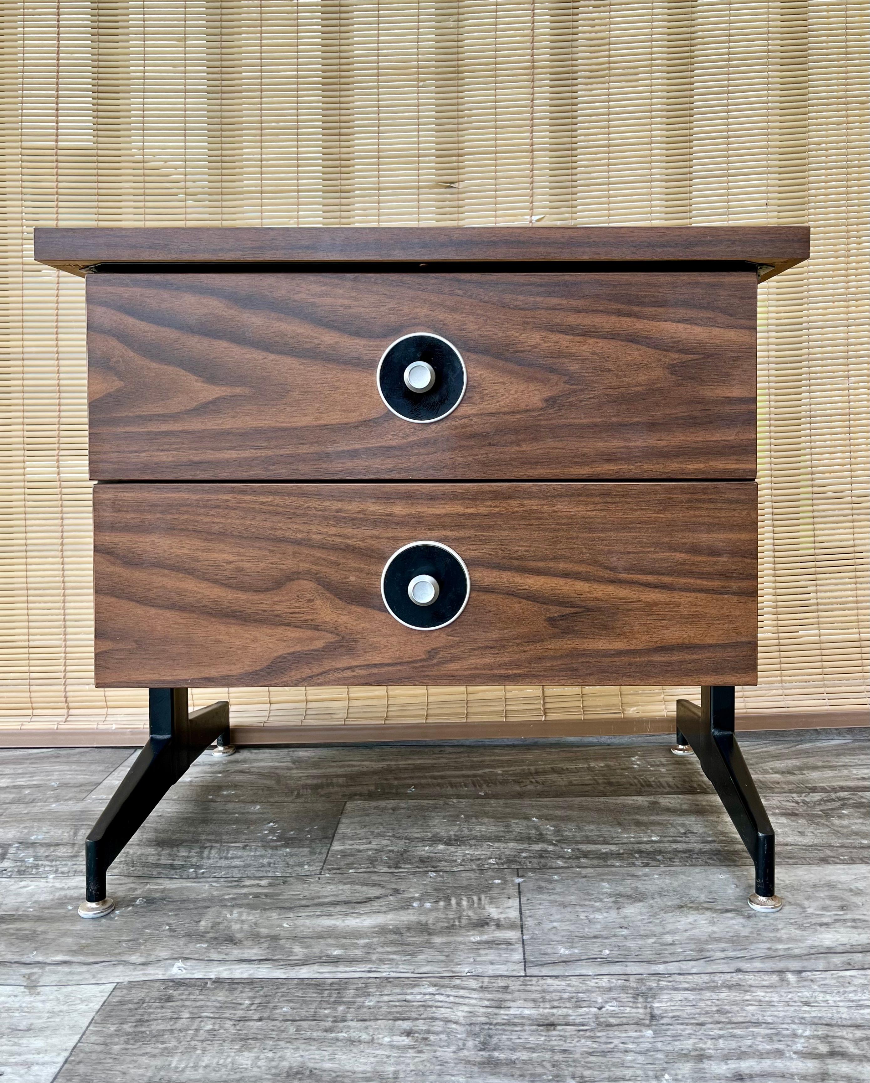 Vintage Mid-Century Modern Floating Nightstand. Circa 1970s
Features faux wood laminated finish, two drawers that offer plenty of room for extra storage, supported by a black metal pedestal that gives a unique floating style.
In excellent original