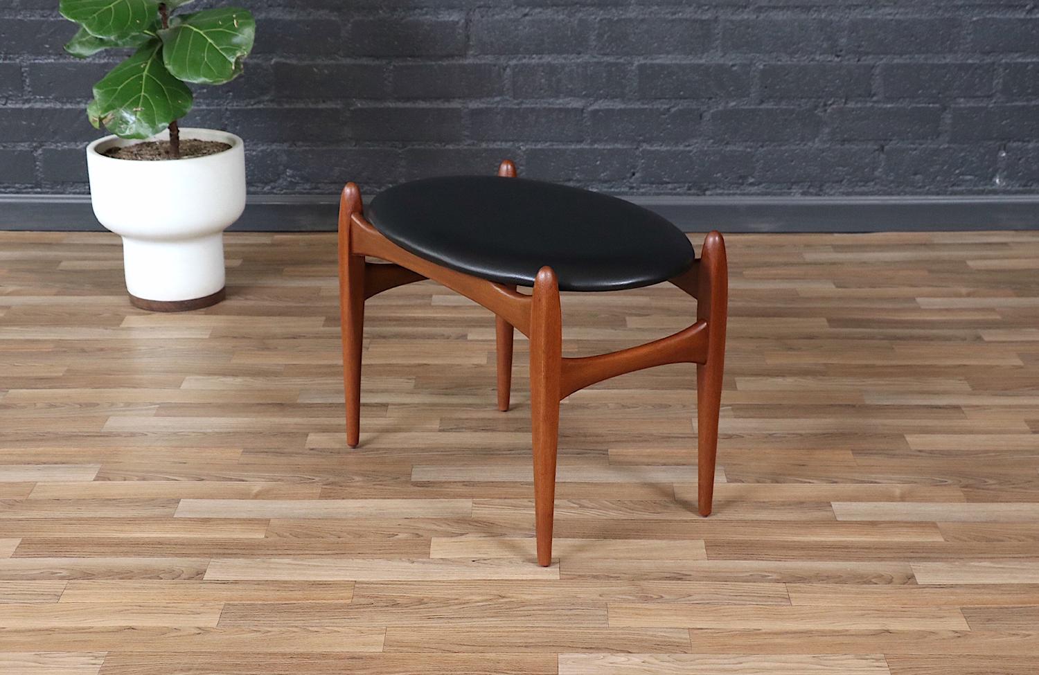 Mid-Century Modern Floating Seat Stool by Elliots of Newbury In Excellent Condition For Sale In Los Angeles, CA