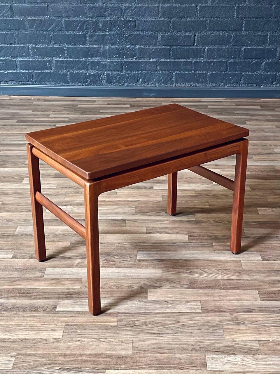 Condit : Refini par un expert
Avec plus de 15 ans d'expérience, notre atelier a suivi un processus de restauration minutieux, mettant en valeur notre passion et notre créativité pour les designs vintage qui peuvent s'intégrer de manière transparente