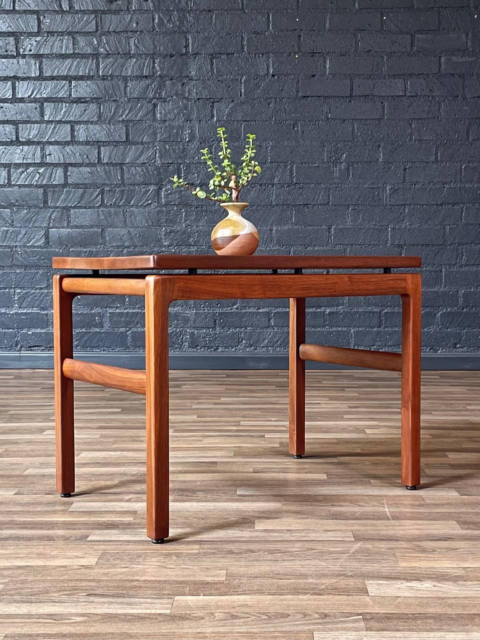 Mid-Century Modern Table d'appoint à plateau flottant de style moderne du milieu du siècle, récemment repeinte en vente