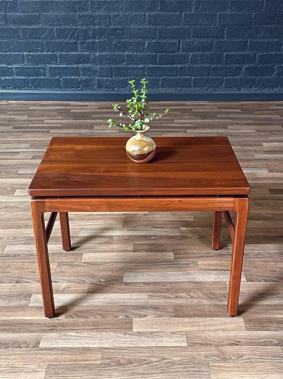 Américain Table d'appoint à plateau flottant de style moderne du milieu du siècle, récemment repeinte en vente