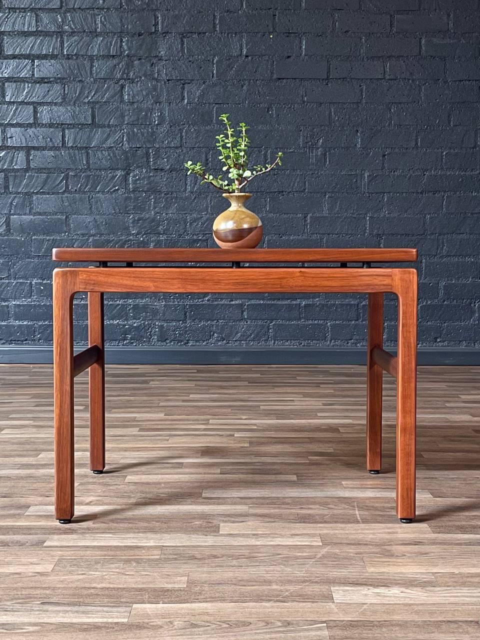 Table d'appoint à plateau flottant de style moderne du milieu du siècle, récemment repeinte Excellent état - En vente à Los Angeles, CA